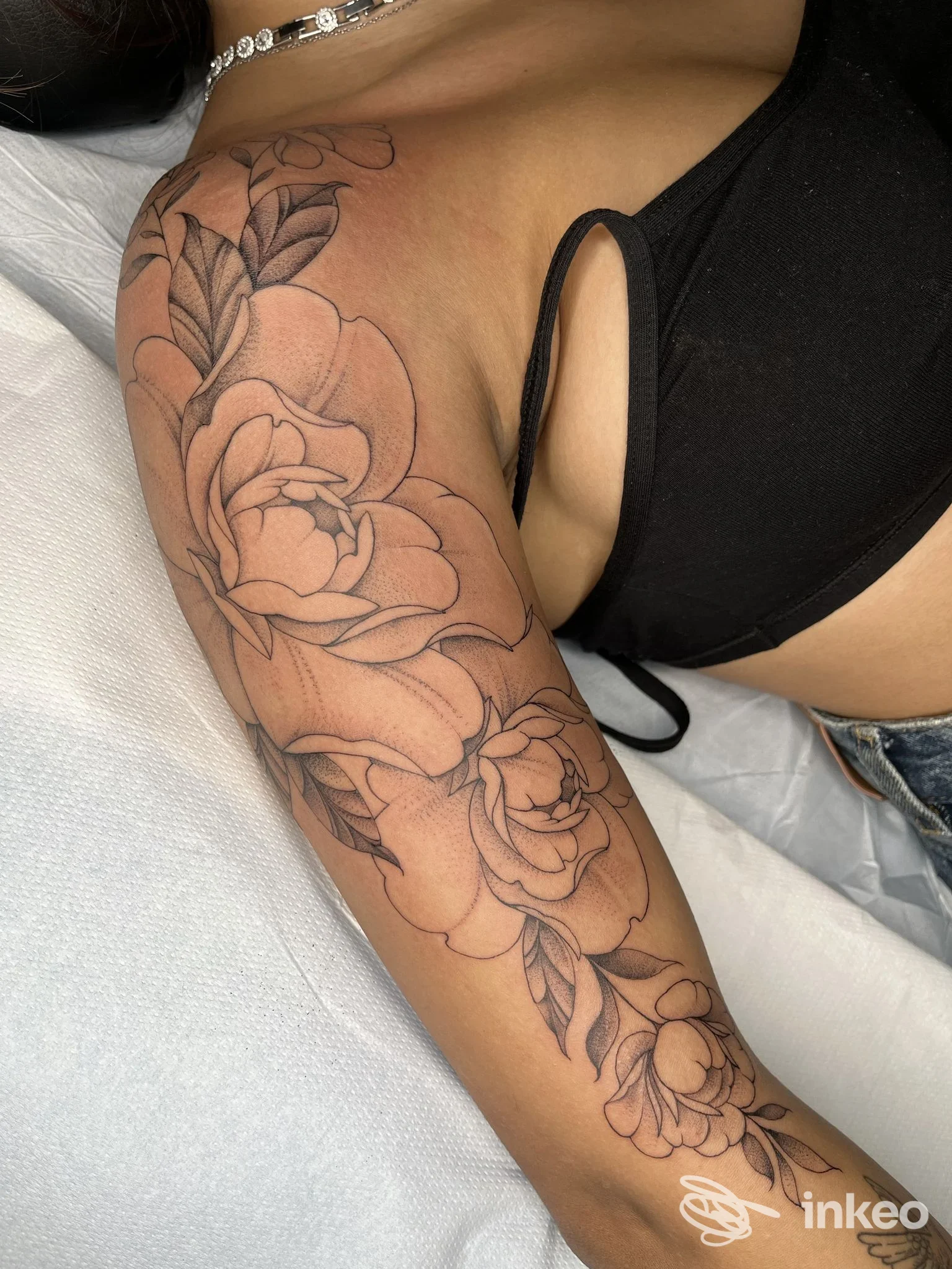 Tatuaggio floreale in nero e grigio su spalla e braccio, foto inviata da Lineanomala, Crevalcore.