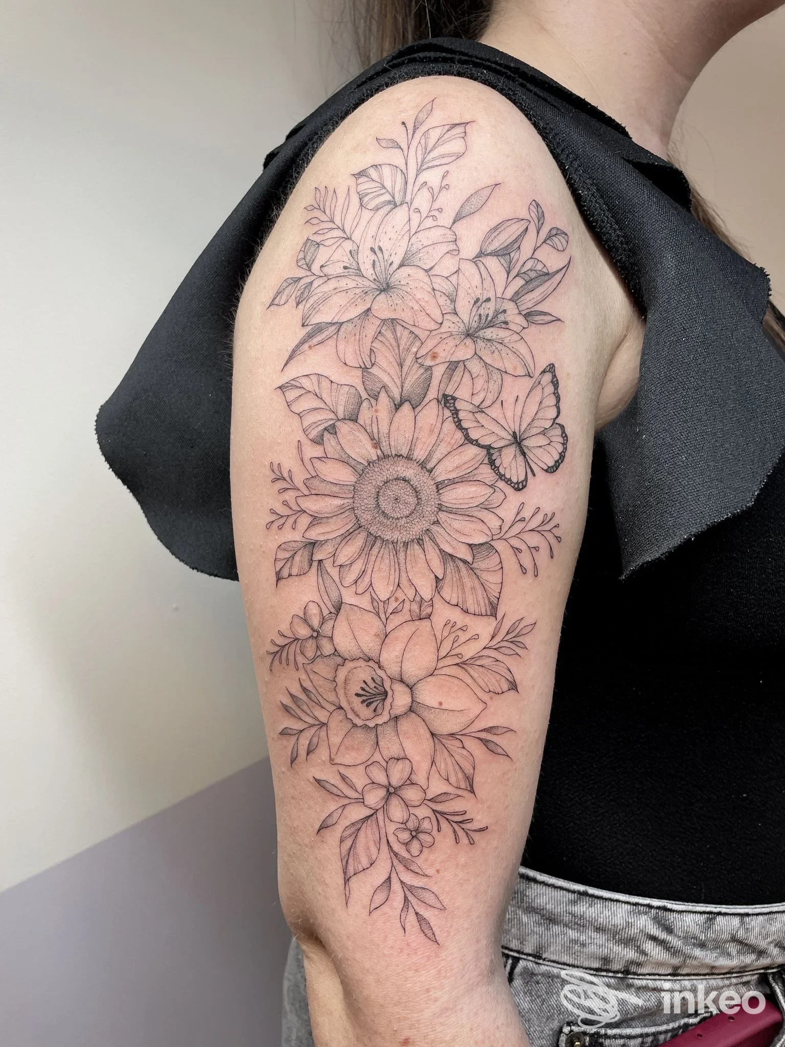 Tatuaggio floreale a mezzobusto sull'omero con farfalla, foto inviata da Hills Road Tattoo Studio, Bibbiano.