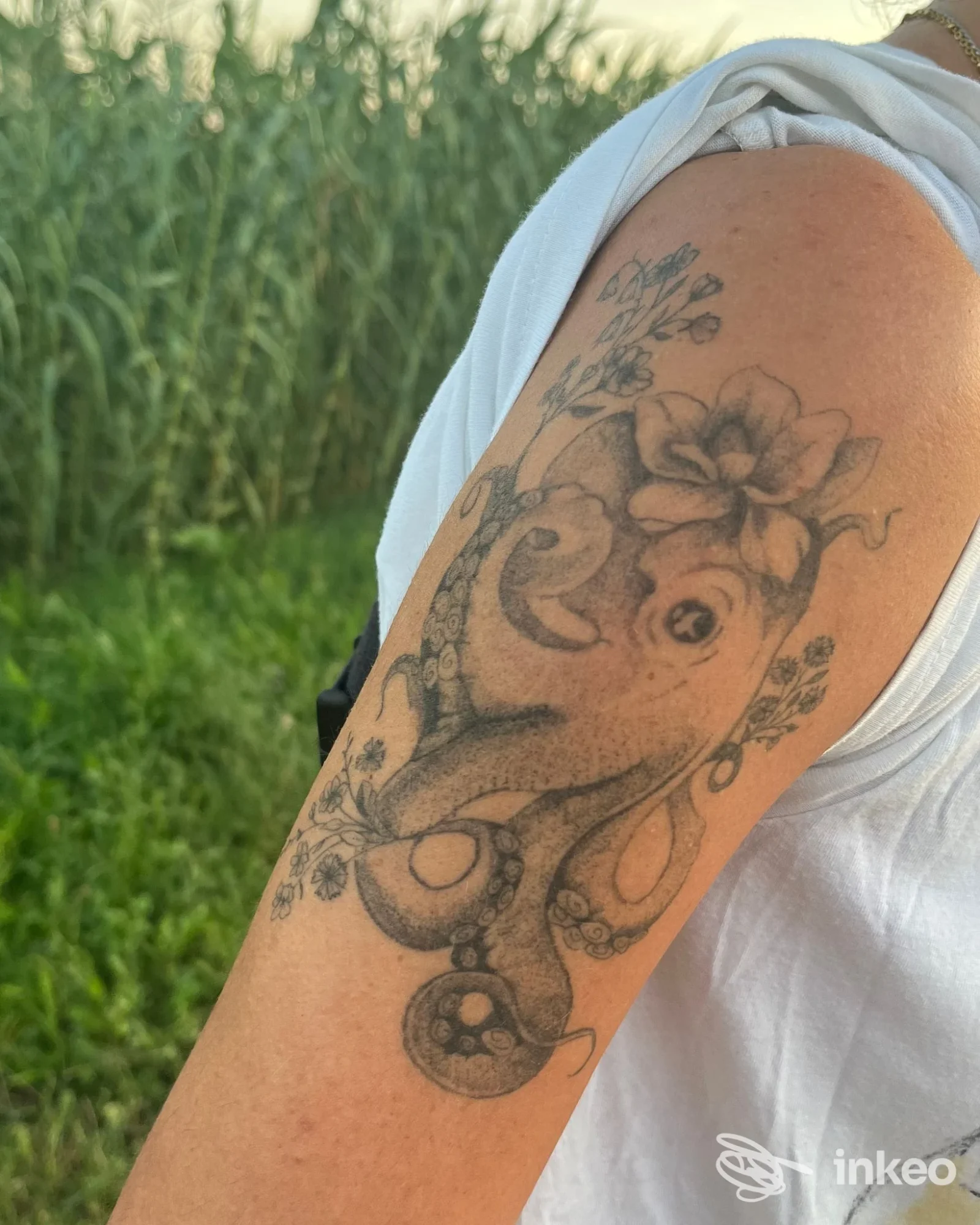 Tatuaggio polpo e fiori sul braccio, foto inviata da LaRossiTattoo a Bellaria-Igea Marina.