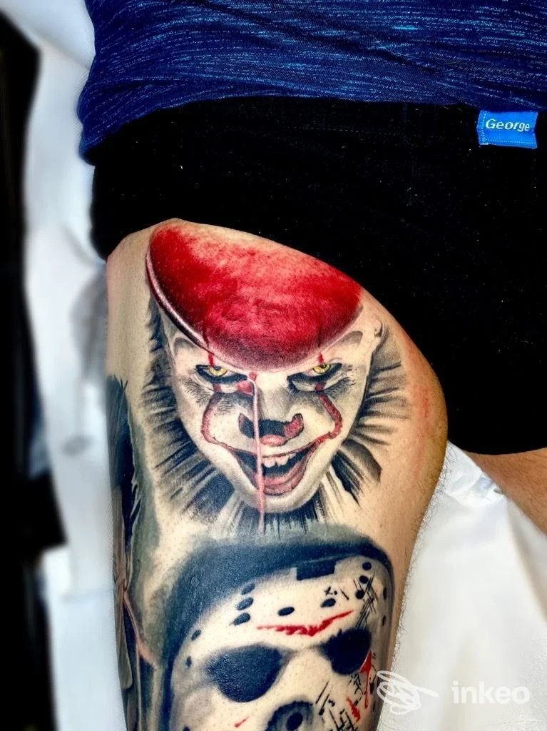 Tatuaggio realistico su coscia con il clown Pennywise e una maschera, Gs Ink Tattoo & Piercing, Colorno.