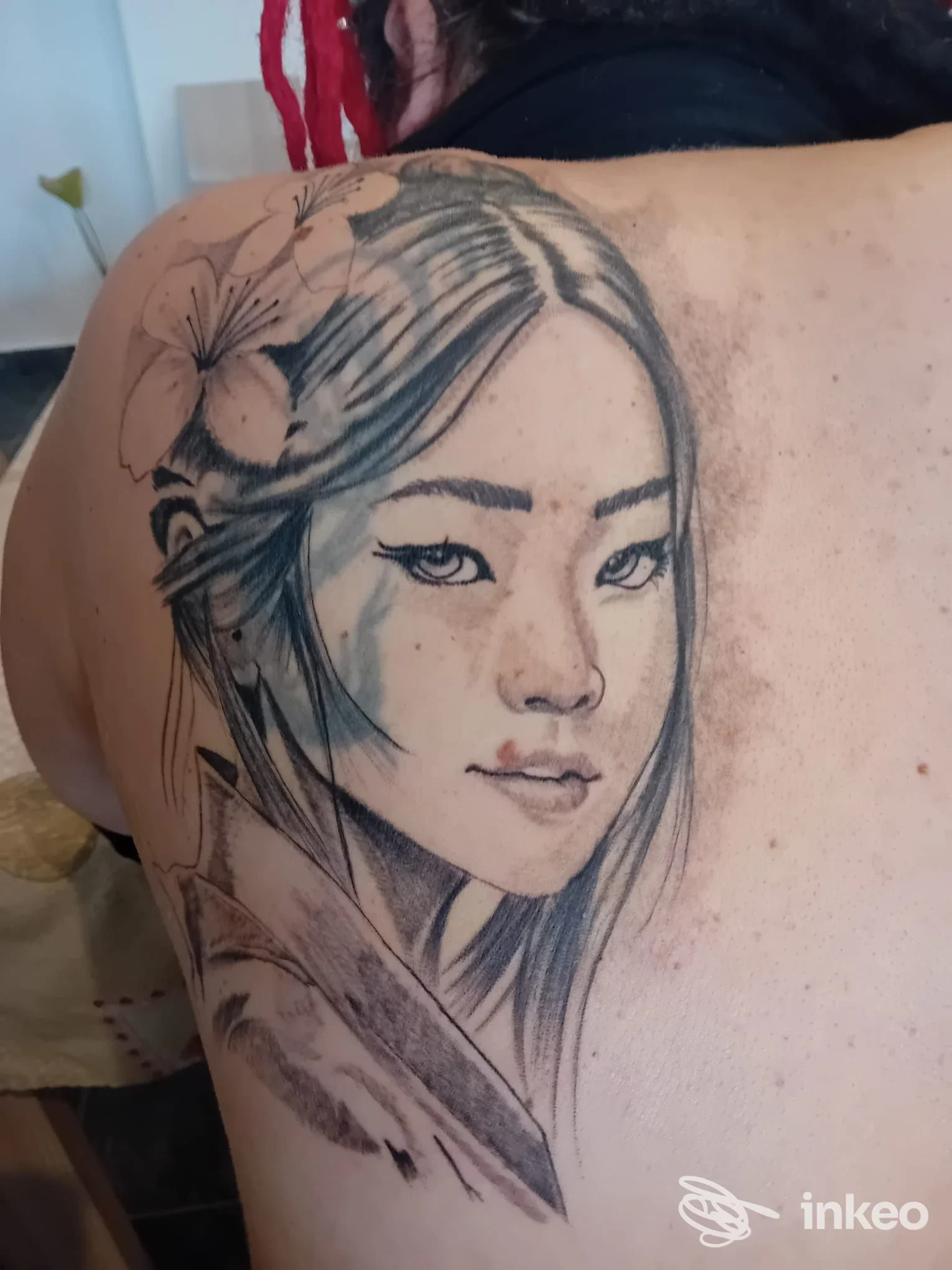 Ampio ritratto tatuato in bianco e nero sulla parte superiore della schiena, opera condivisa dallo studio Gs Ink Tattoo & Piercing di Colorno.