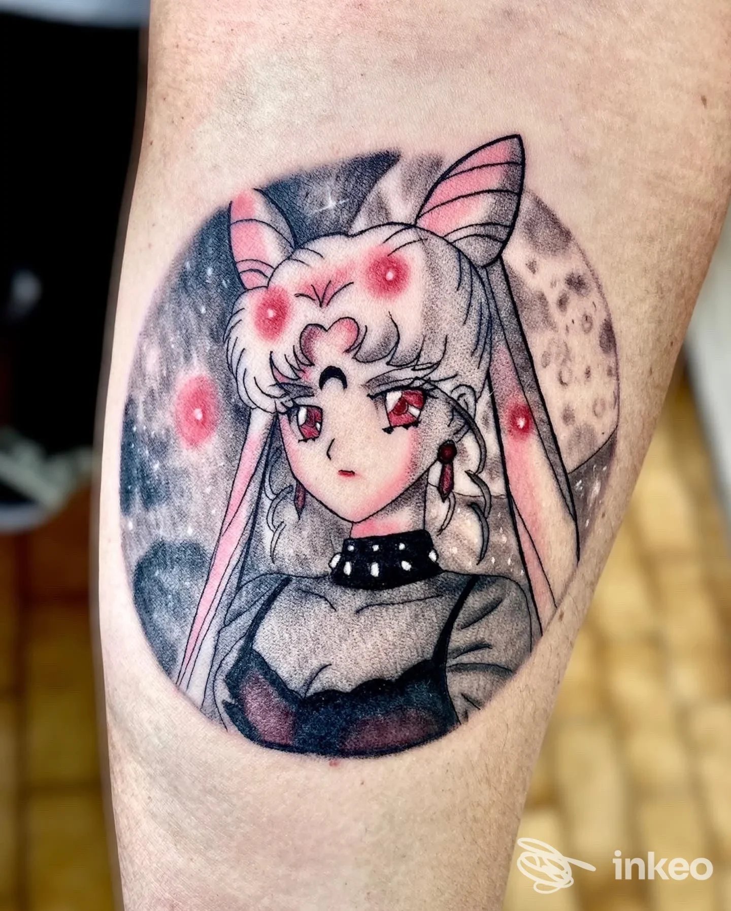 Tatuaggio in stile anime su coscia realizzato da Gs Ink Tattoo & Piercing a Colorno, ritratto femminile con dettagli rosa e grigio.