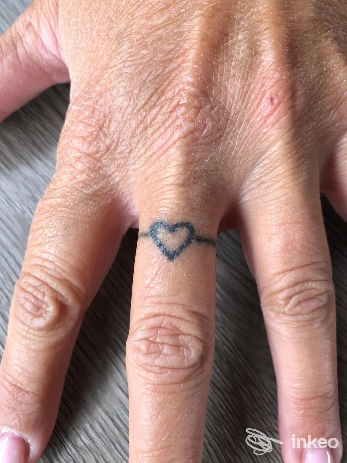 Primo piano di un piccolo tatuaggio a cuore nero sul dito, foto fornita dallo studio Stefano Palladino a Carpi.