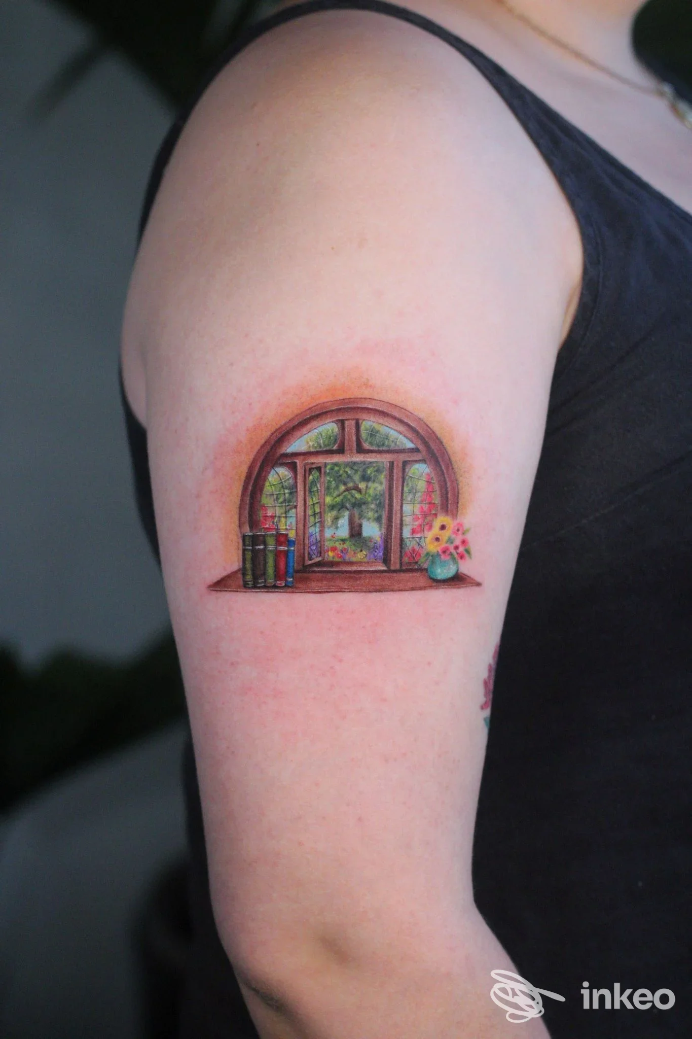Piccola finestra colorata tatuata sul tricipite di una persona, lavoro di Vily Tattoo Studio a Carpaneto Piacentino.