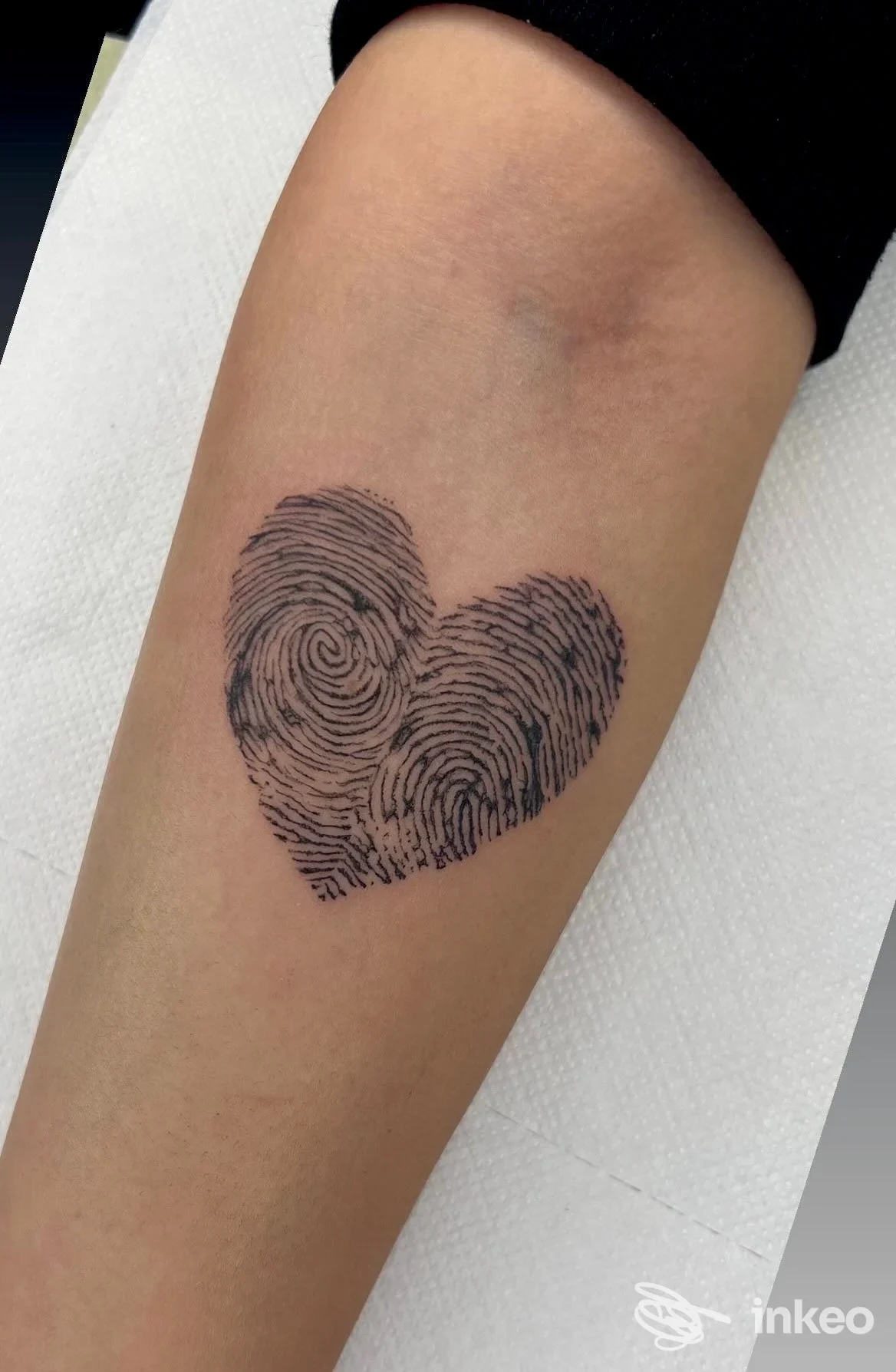 Cuore formato da impronte digitali tatuato sull'avambraccio; lavoro di Perseverance Tattoo Studio, Anzola dell'Emilia.