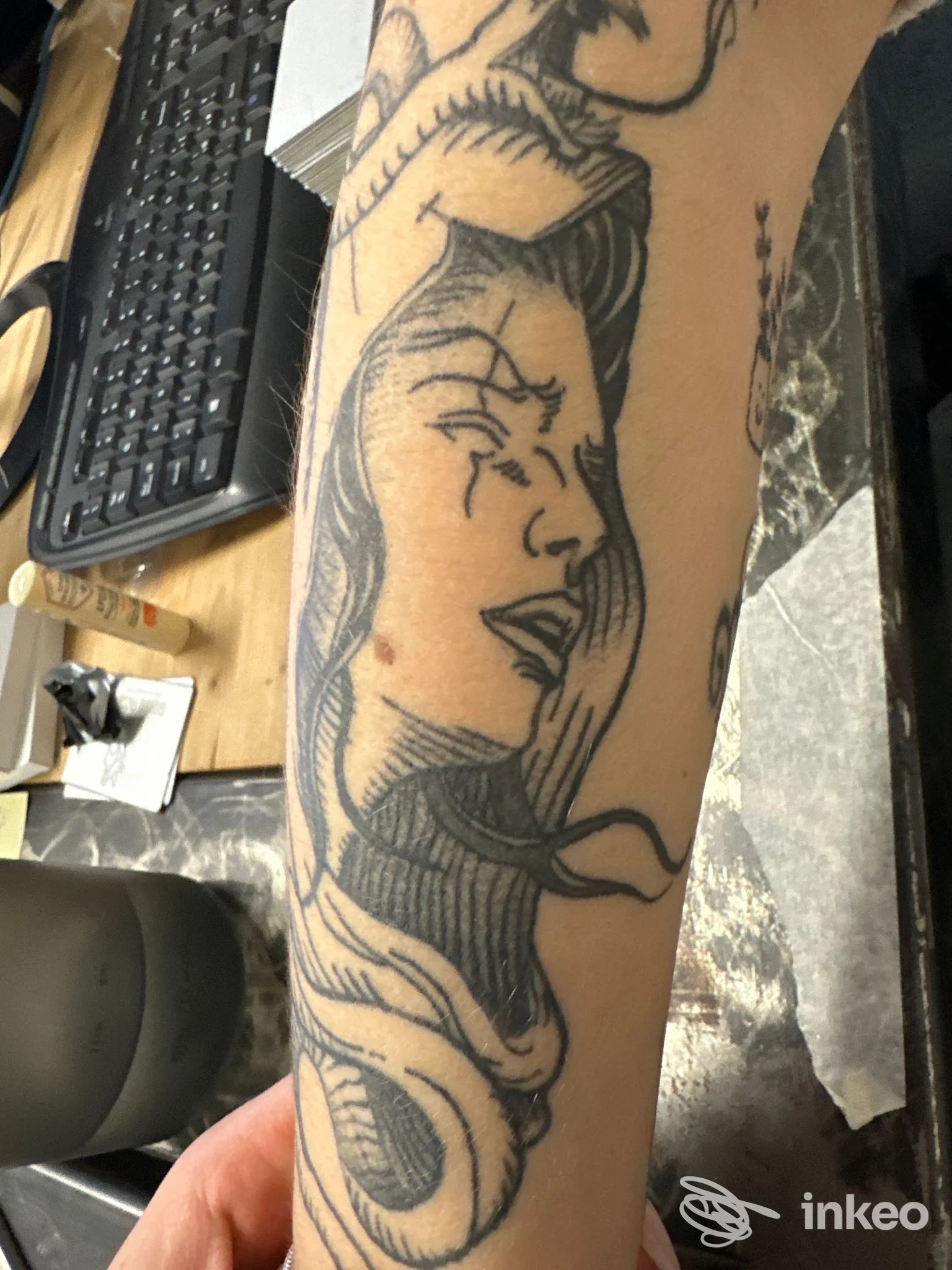 Tatuaggio in bianco e nero di volto femminile sull'avambraccio, NeroForte Tattoo&Piercing, Vignola.