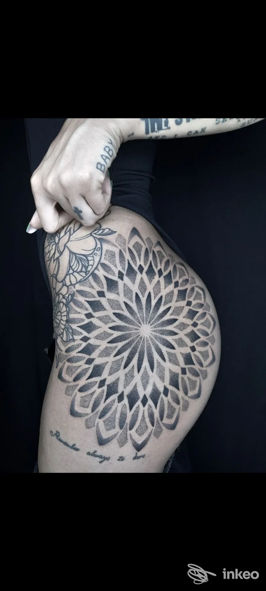 Grande tatuaggio geometrico floreale su fianco e coscia, fotografia studio di Owlink Tattoo a Vezzano sul Crostolo.