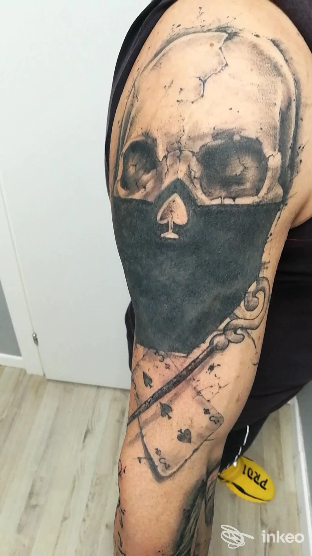 Tatuaggio a tema teschio e carte sul braccio, foto inviata dallo studio Alex Tattoo a Cento.