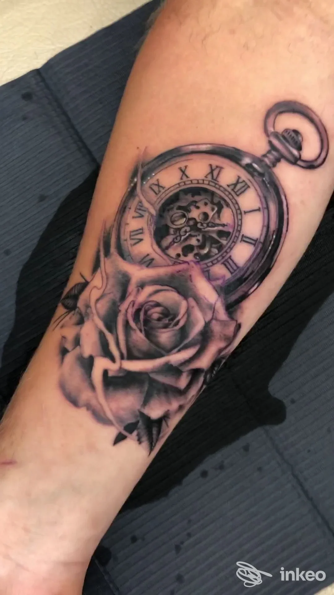 Tatuaggio realistico in bianco e nero di un orologio da tasca e una rosa sull'avambraccio, Rovali Tattoo Studio, Rubiera.