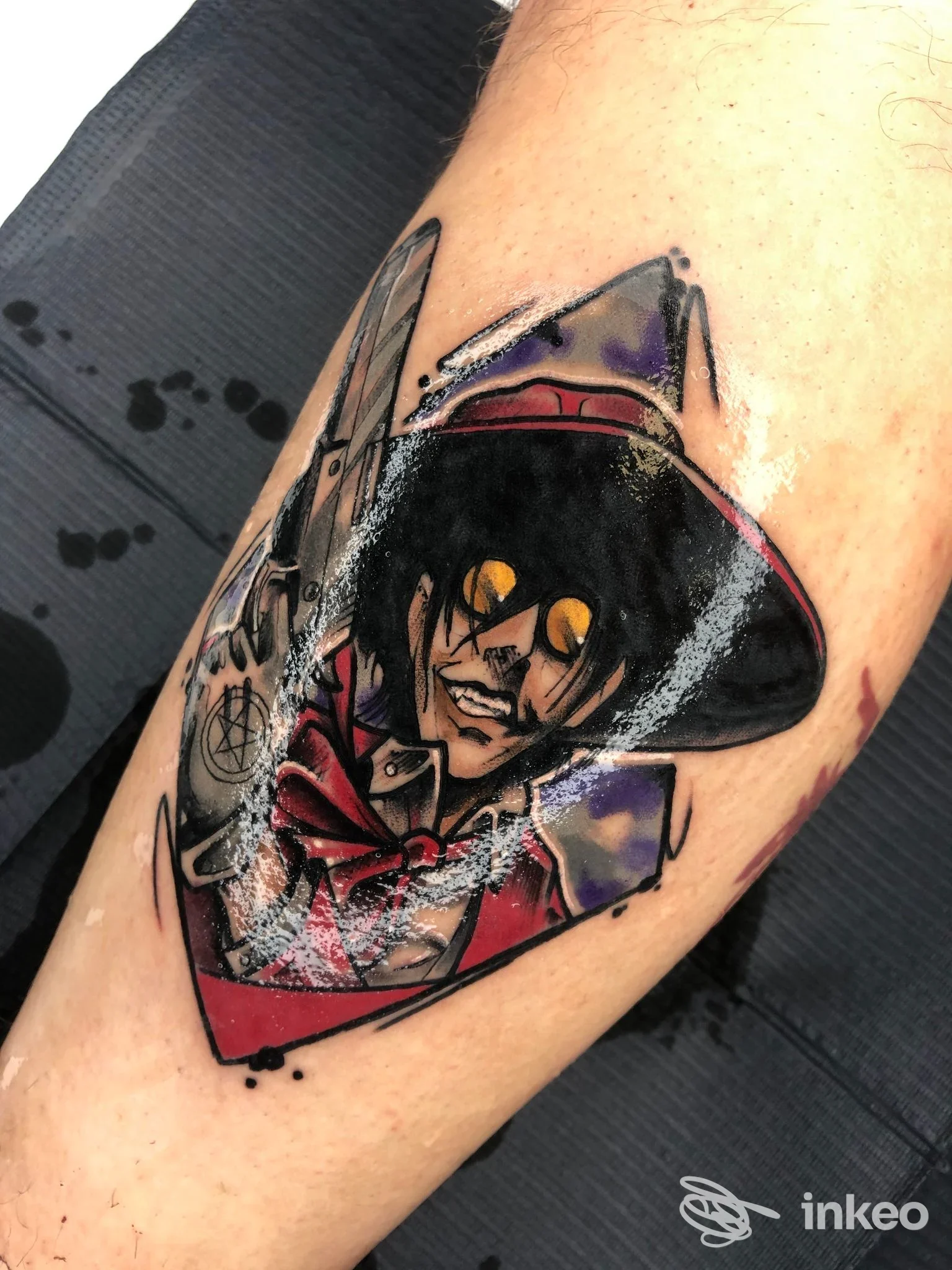 Tatuaggio a colori su avambraccio: personaggio con cappello nero e occhi gialli. Rovali Tattoo Studio, Rubiera.