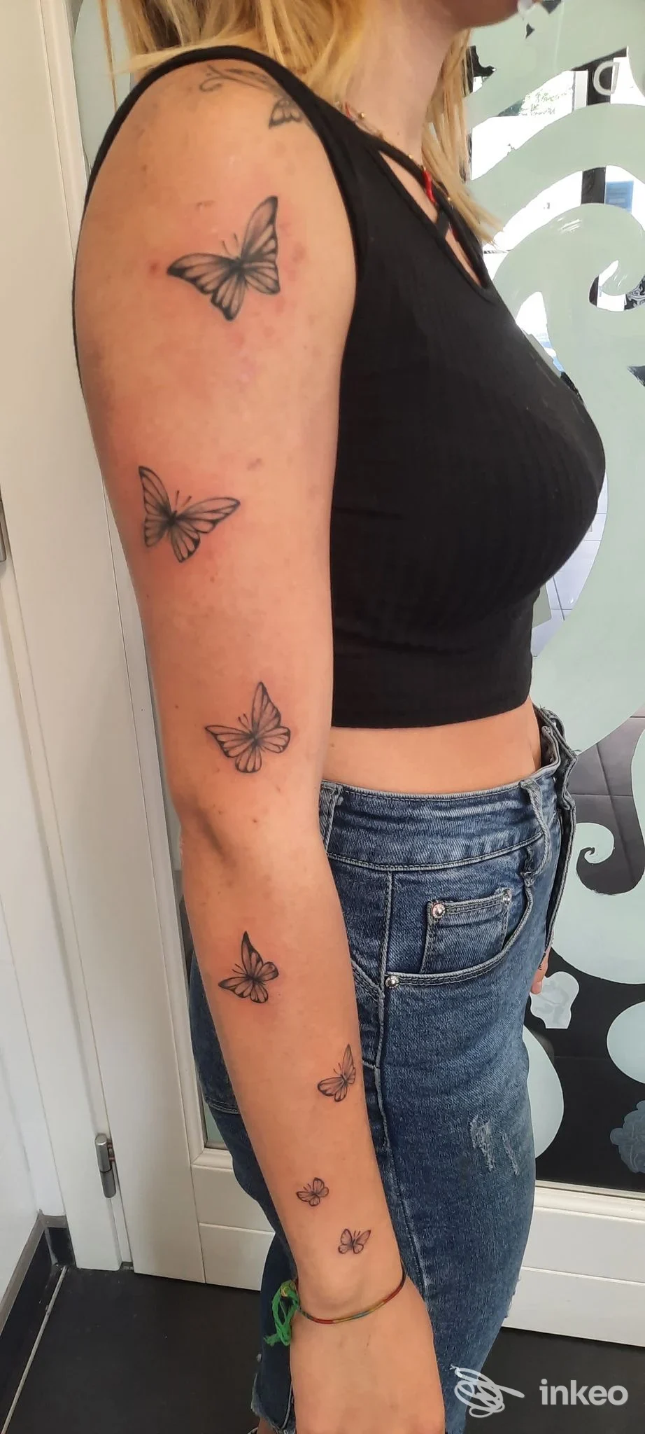 Tatuaggi di farfalle in nero sul braccio sinistro, foto scattata nello studio Sara Tattoo a Pavullo Nel Frignano.