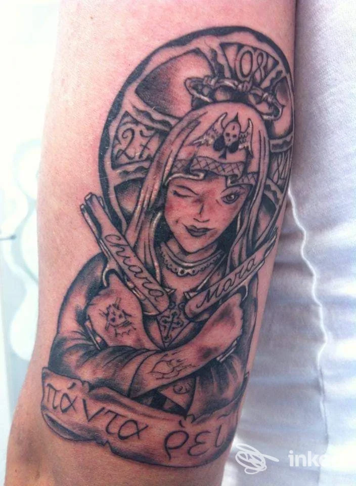 Tatuaggio in bianco e nero su avambraccio realizzato da Sara Tattoo a Pavullo Nel Frignano, ritratto stilizzato con elementi decorativi.