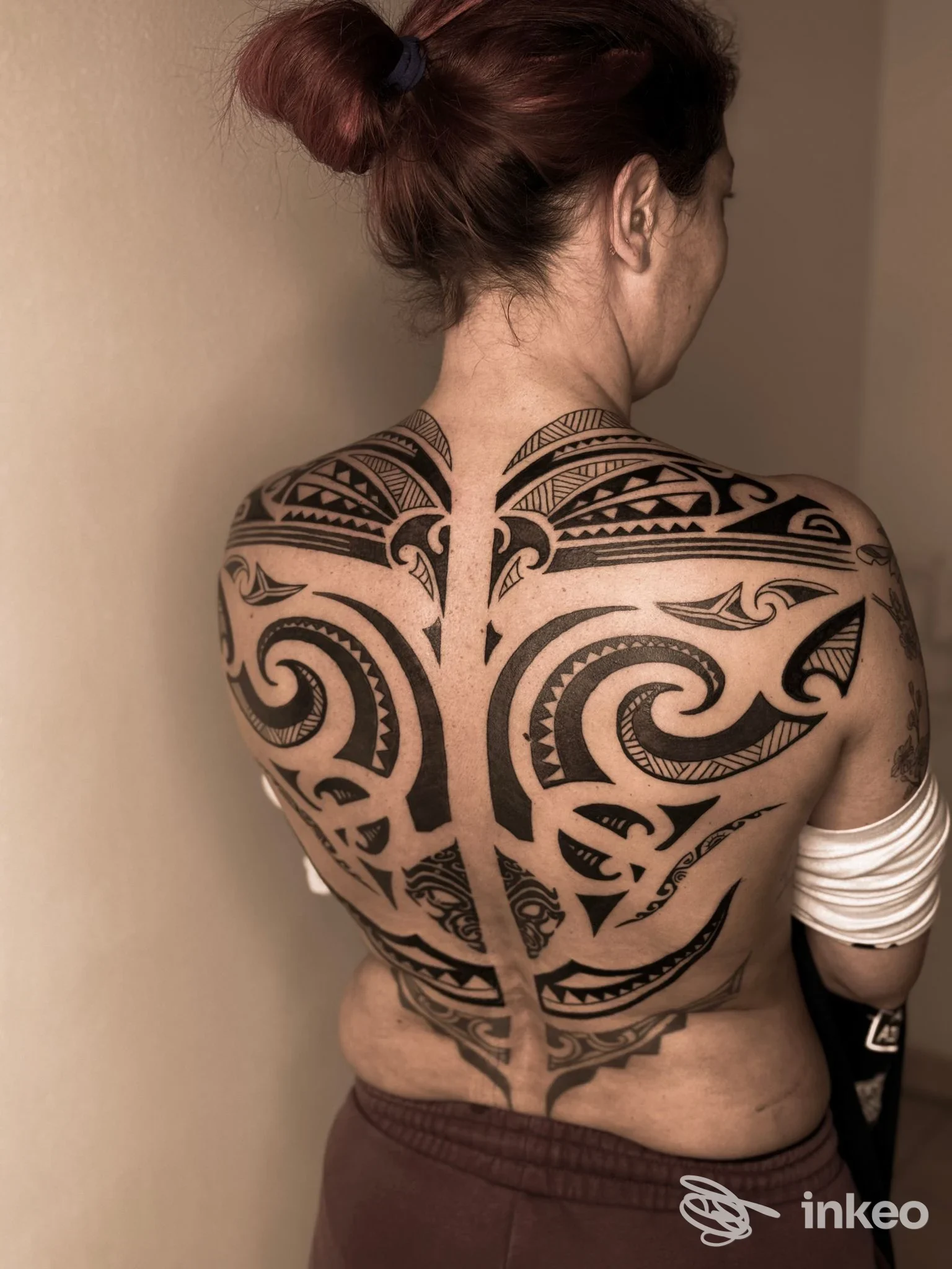 Grande tatuaggio tribale sulla schiena di una cliente, eseguito da Secret Ink Tattoo a Longiano.
