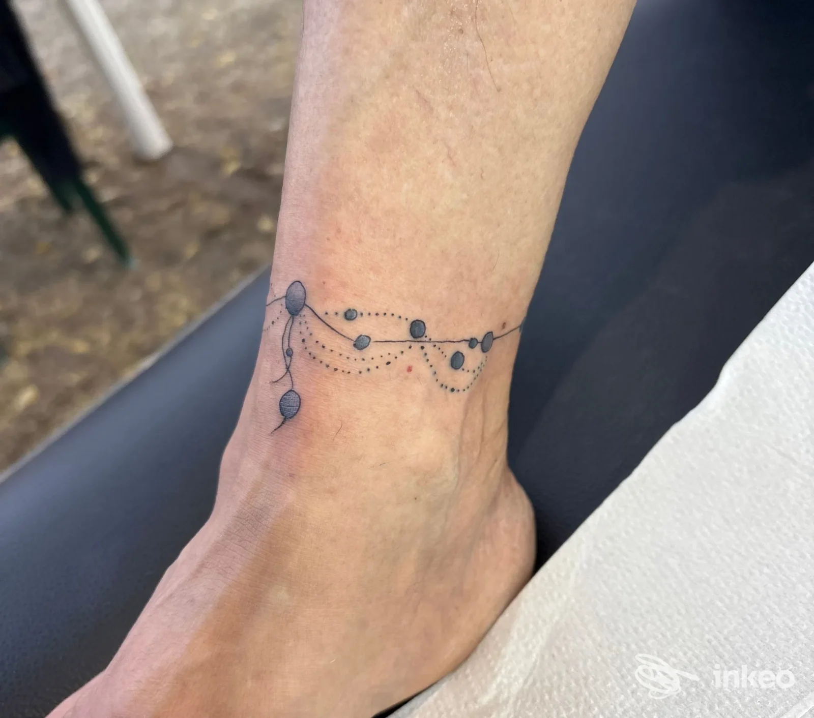 Tatuaggio decorativo a linee e puntini sulla caviglia, realizzato presso Oceania Tattoo, San Cesario sul Panaro.