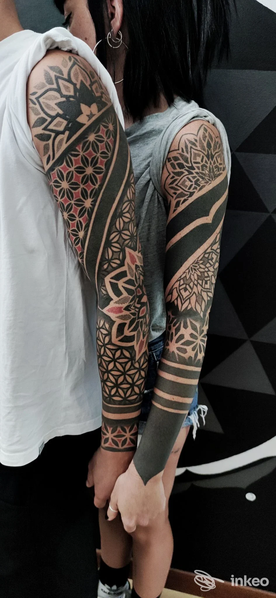 Due braccia con maniche tatuate geometriche e ornamentali, foto di Sole nero tattoostudio a San Mauro Pascoli.