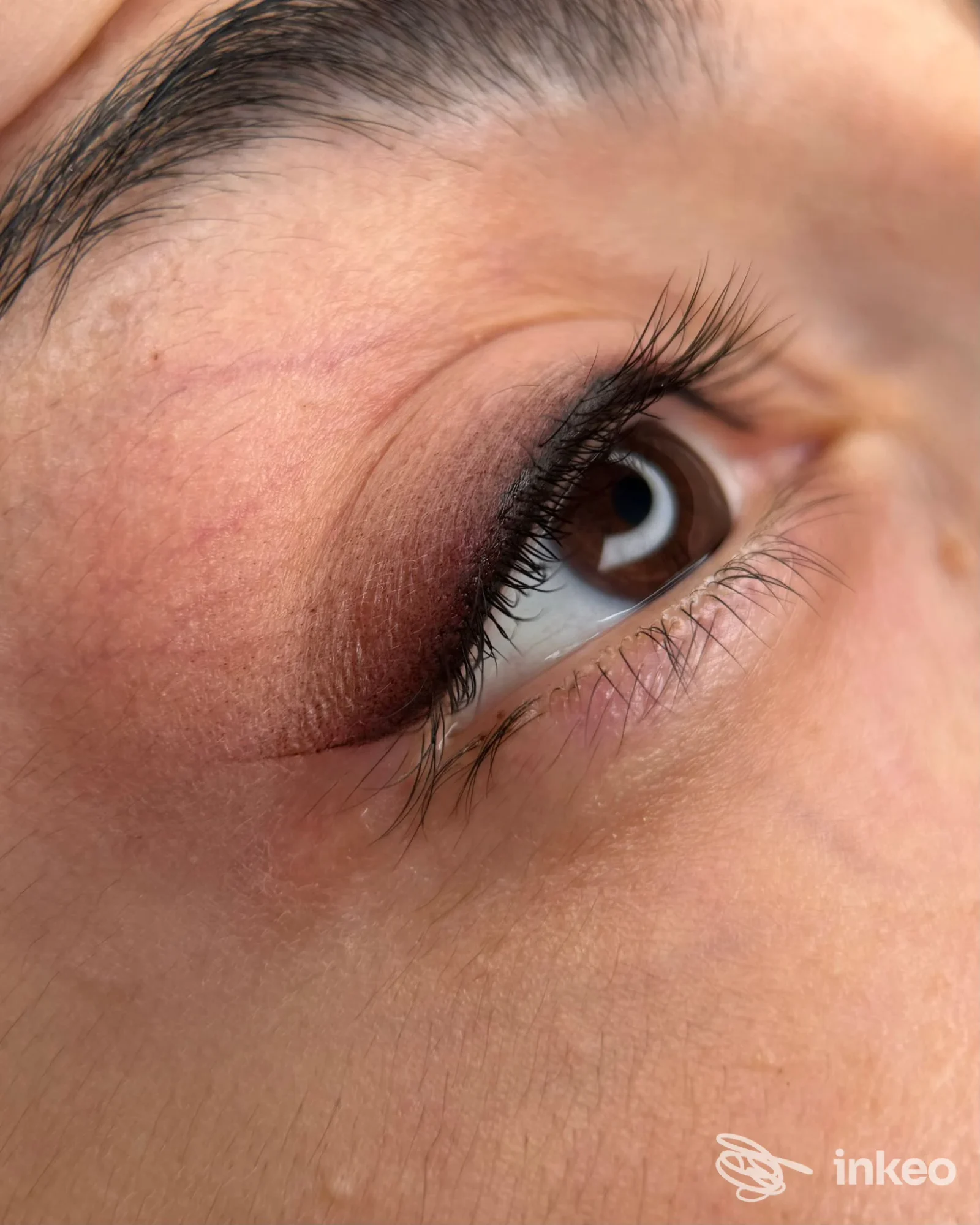 Primo piano dell'occhio con dermopigmentazione eyeliner/ombretto permanente, lavoro di Beatrice Cava Beauty Ink, Bologna.