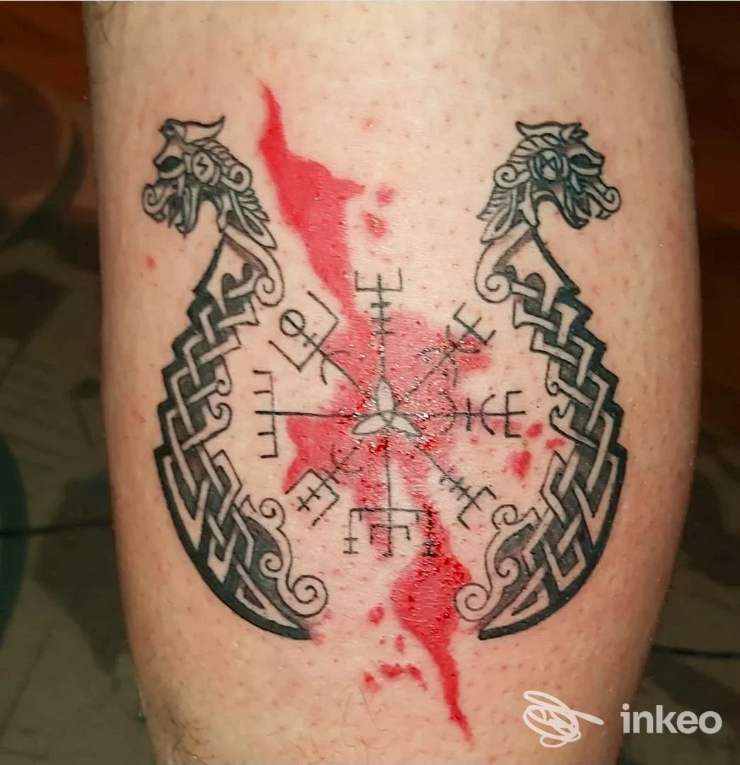 Tatuaggio su polpaccio con motivi intrecciati neri e schizzi rossi, realizzato da La Tatueria della Sha a Villa Minozzo.