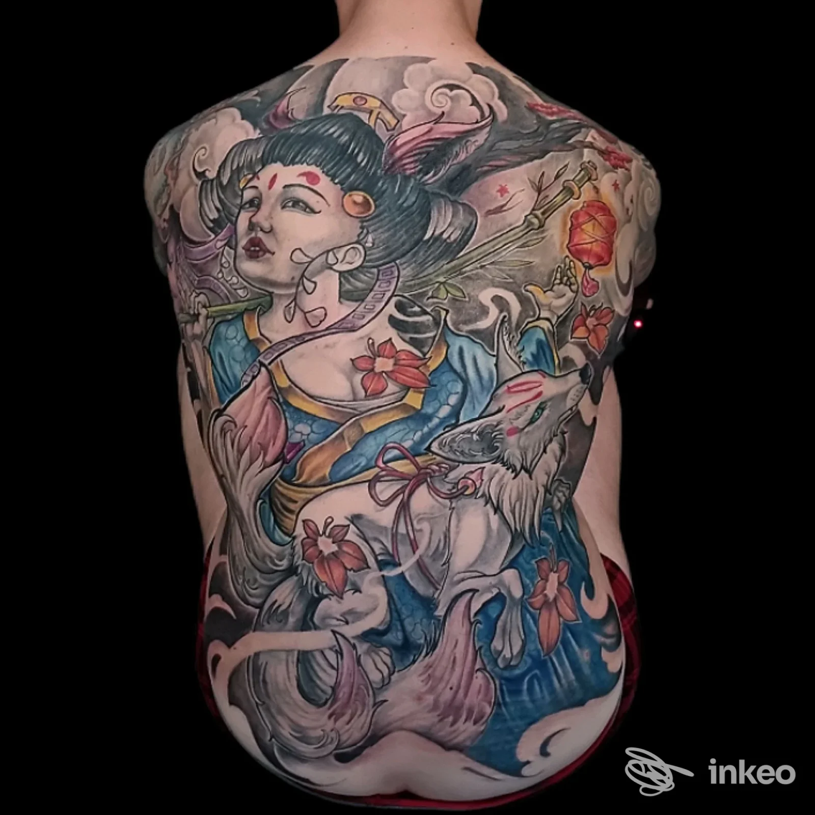 Grande tatuaggio a schiena intera con figura femminile e volpe, scattato per Trip Art Tattoo & Piercing 2.0 a Cerasolo.