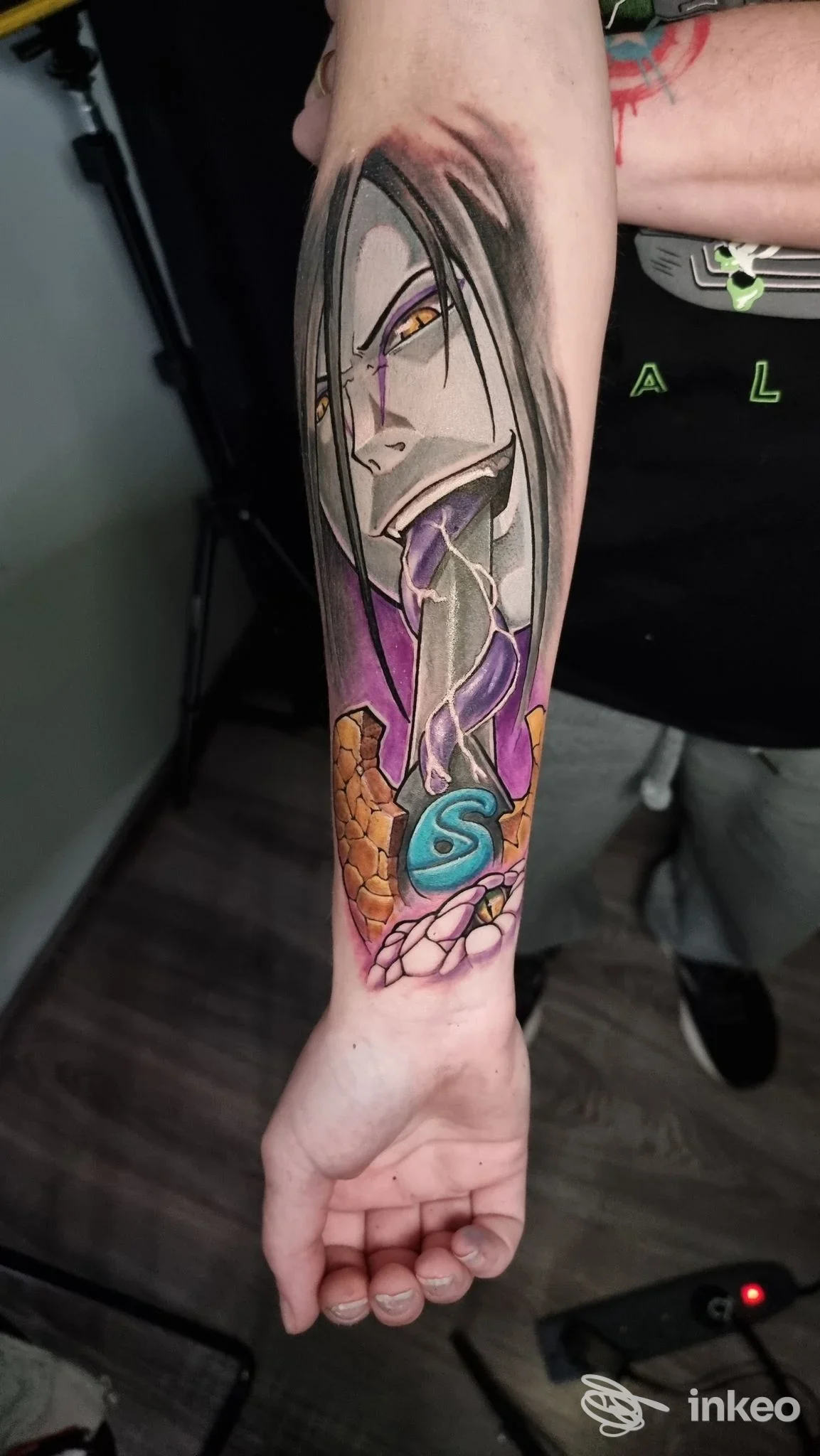 Tatuaggio colorato su avambraccio con volto stilizzato, Trip Art Tattoo & Piercing 2.0, Cerasolo.