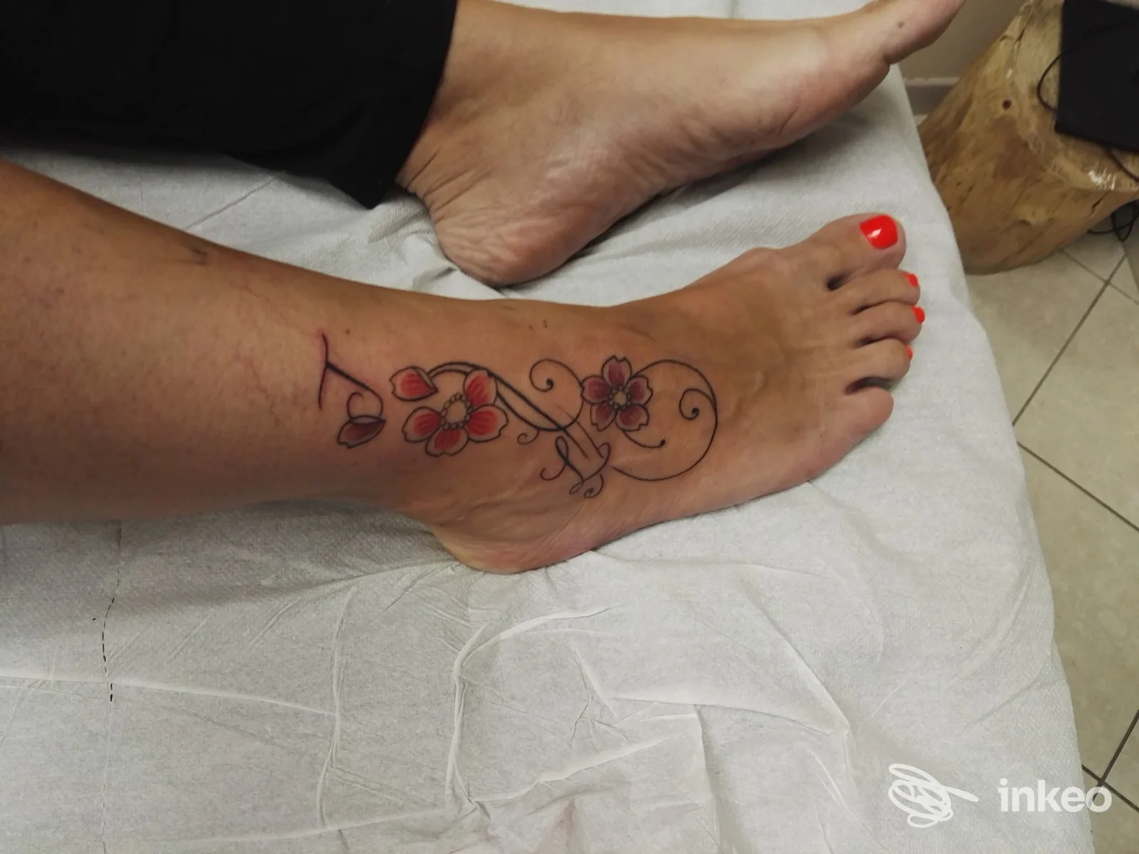Tatuaggio floreale sul dorso del piede, foto dallo studio Iana Ink Tattoo a Spilamberto.