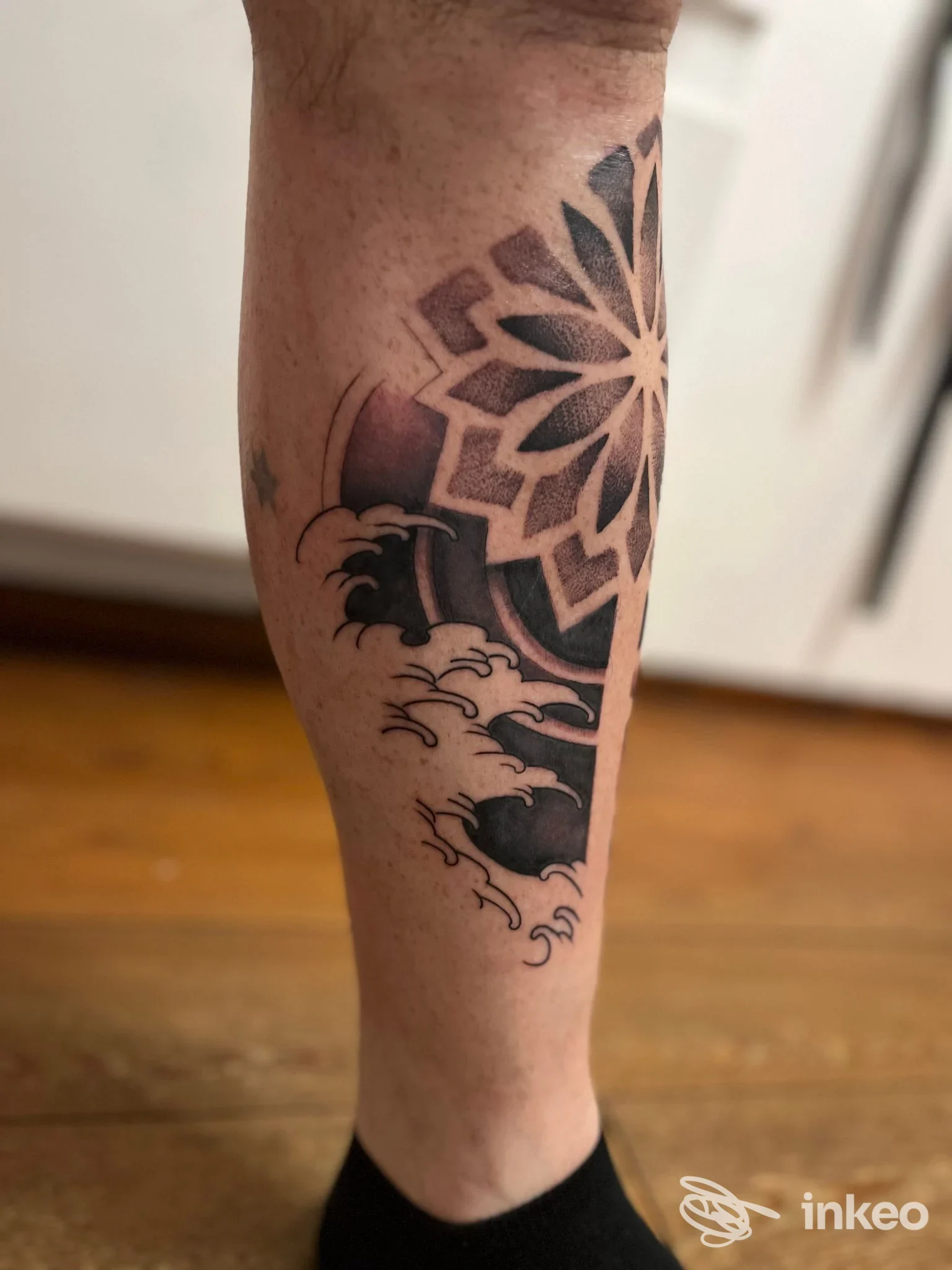 Tatuaggio blackwork/geometrico sul polpaccio, foto dello studio Iana Ink Tattoo a Spilamberto.
