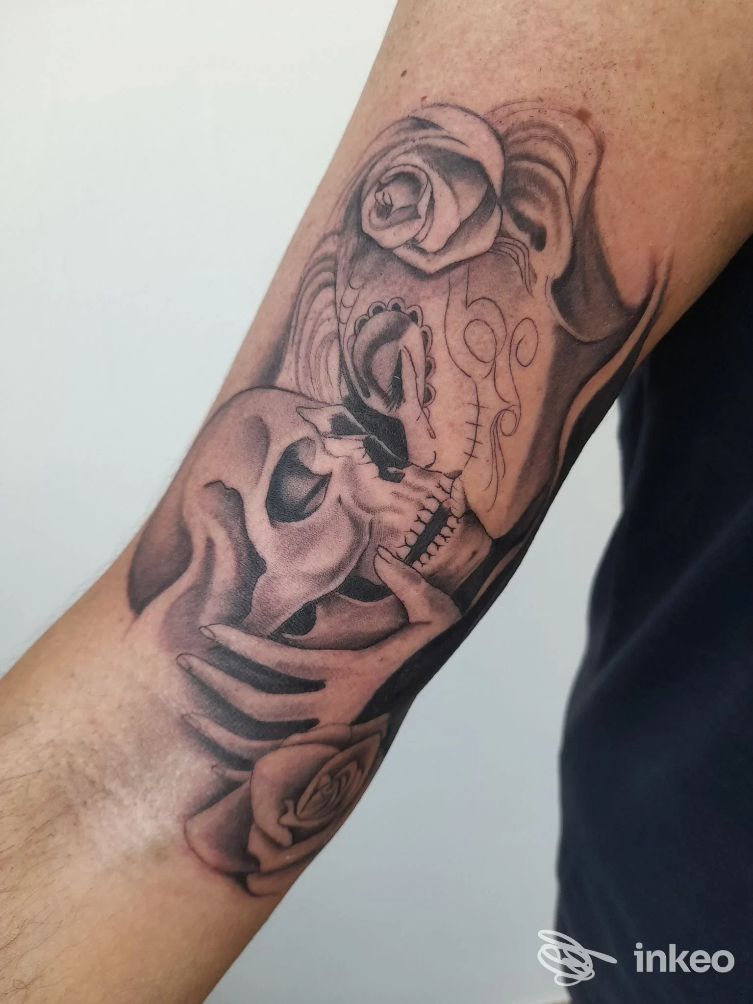 Tatuaggio black & grey con teschi e rose sull'avambraccio, Iana Ink Tattoo, Spilamberto.