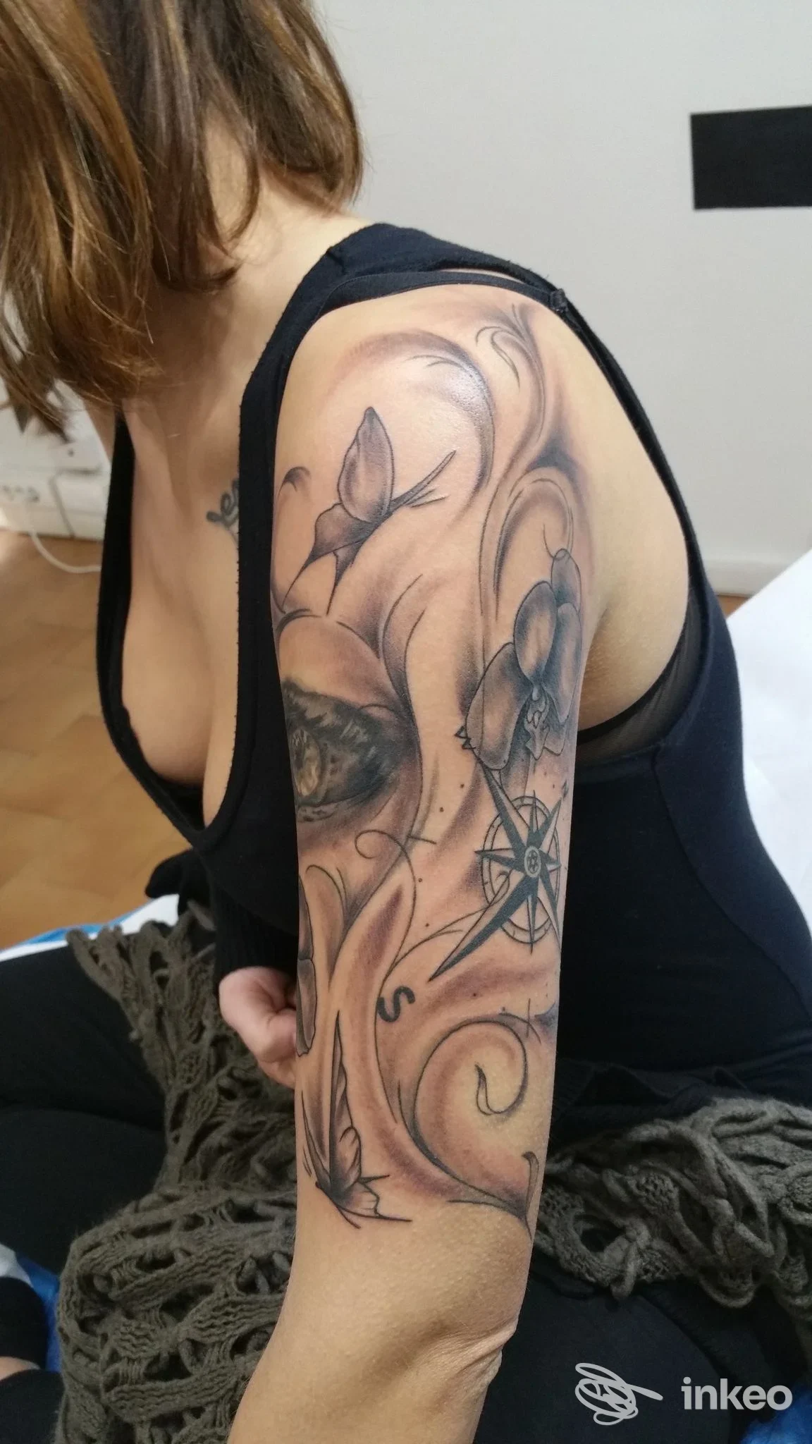 Tatuaggio a mezza manica su spalla e braccio eseguito da Domenico Tattoo, Modena, dettaglio in bianco e nero con elementi nautici.