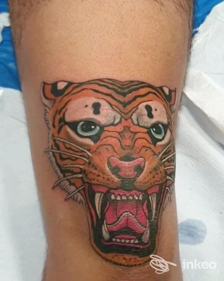 Tatuaggio a colori della testa di una tigre sul polpaccio, Domenico Tattoo, Modena.
