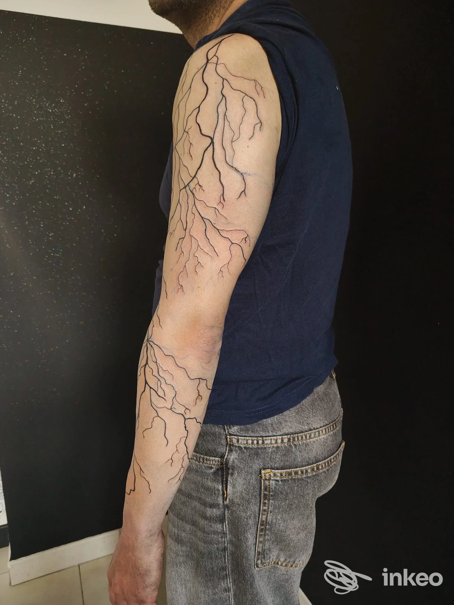 Tatuaggio a linee ramificate su braccio destro, foto realizzata da B-Max Tattoo a Casalgrande.