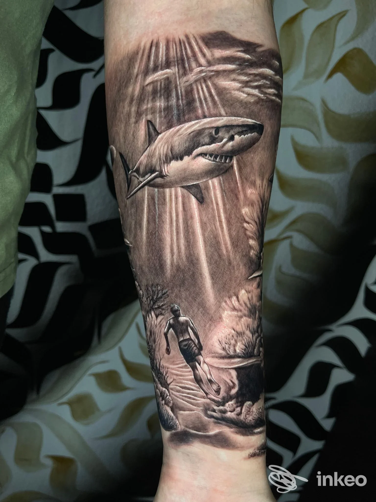 Tatuaggio realistico di squalo e sub sull'avambraccio, Latin Ink tattoo e piercing, Modena.