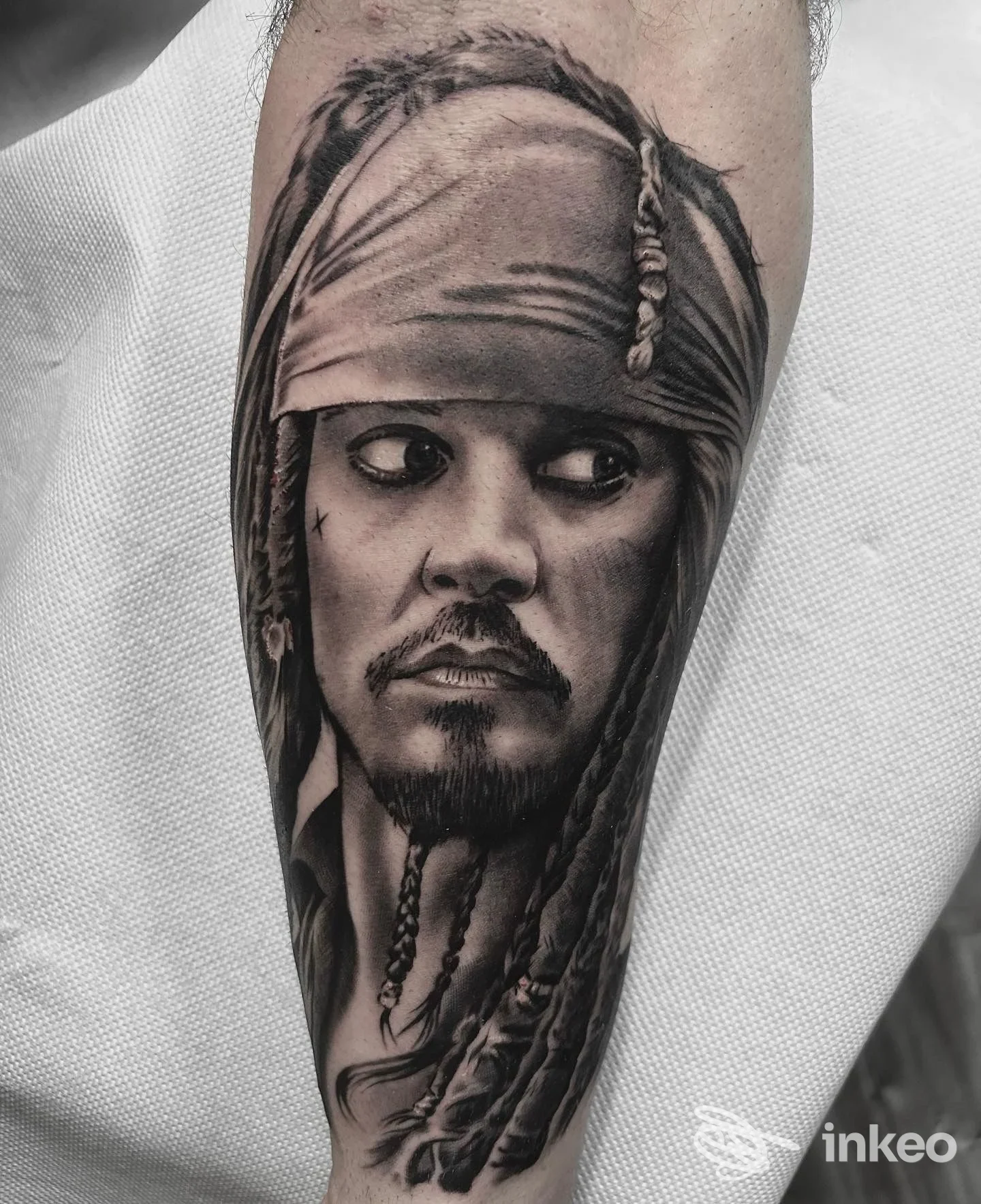 Tatuaggio realistico a figura su avambraccio, raffigurante un volto con bandana e trecce, realizzato da Happy Days Tattoo Studio a Reggio nell'Emilia.