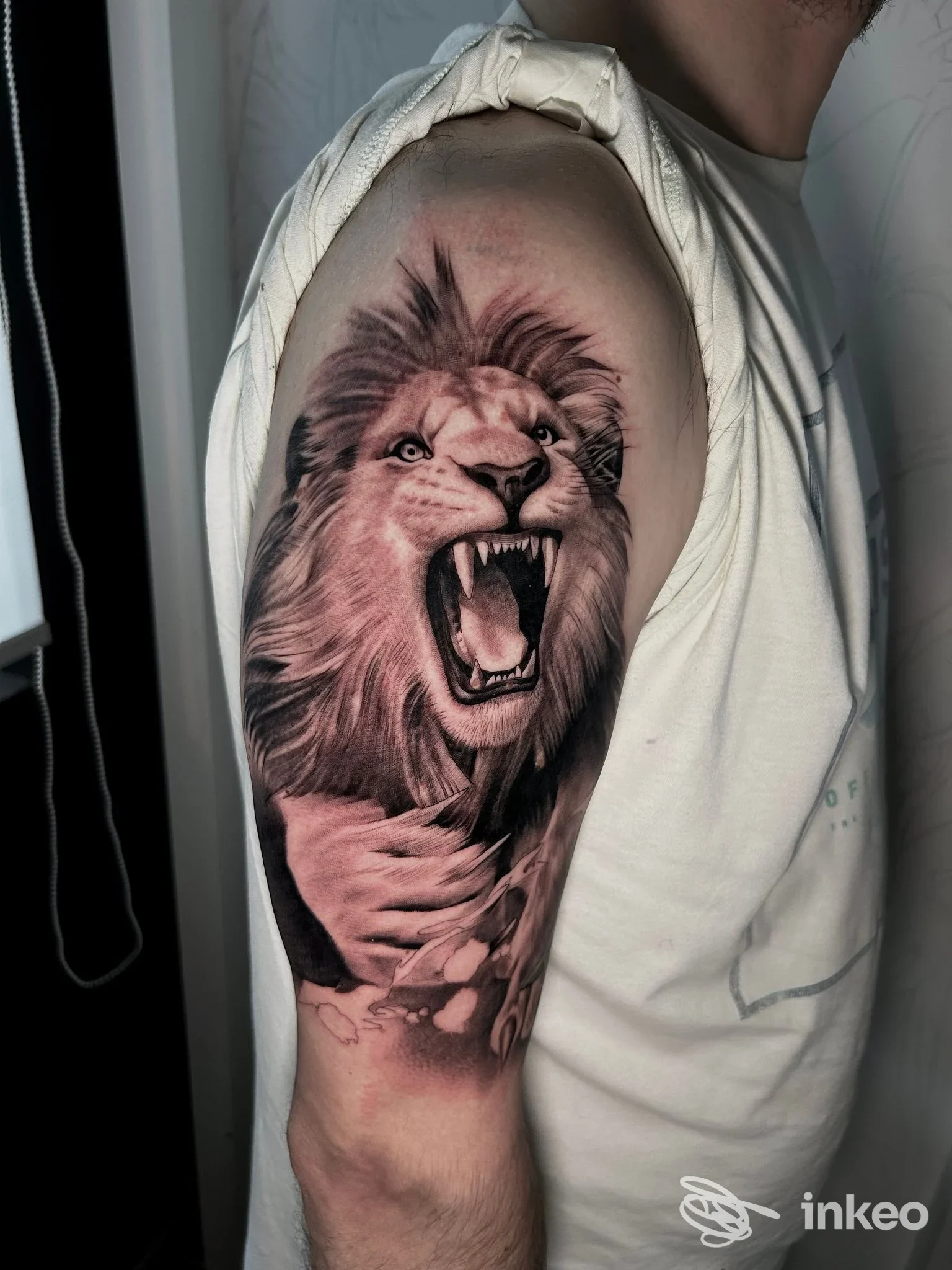 Grande tatuaggio realistico di un leone ruggente sul deltoide di un braccio, foto inviata da Happy Days Tattoo Studio, Reggio nell'Emilia.