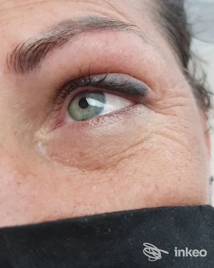 Primo piano di dermopigmentazione eyeliner eseguita da Elisabetta Endrizzi Skinetica a Forlimpopoli.