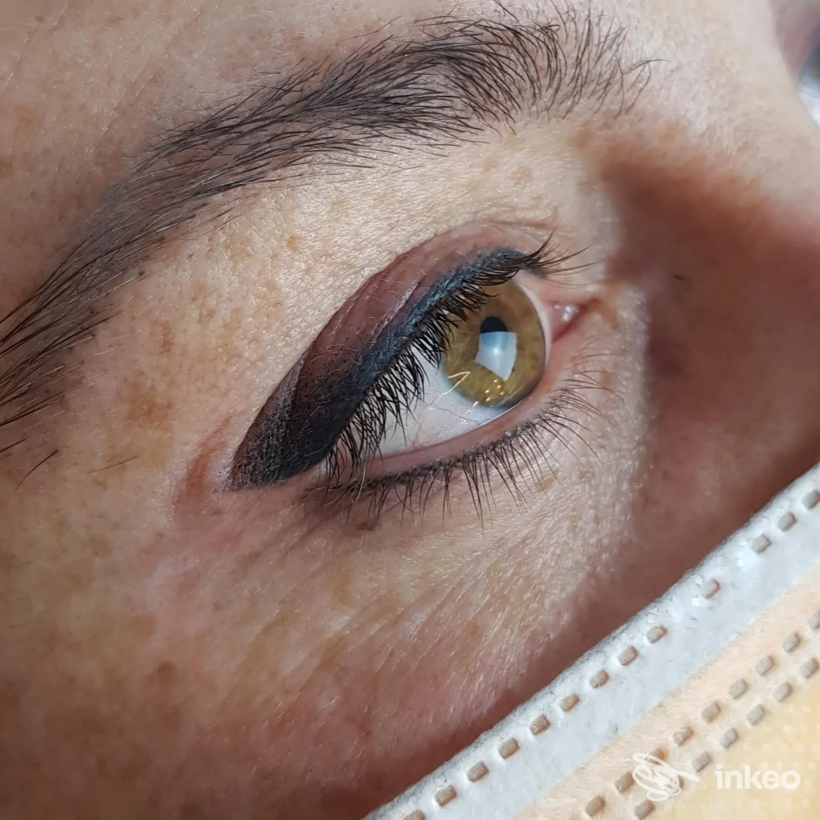 Eyeliner permanente ben visibile sulla palpebra superiore, fotografia ravvicinata realizzata da Elisabetta Endrizzi Skinetica a Forlimpopoli.