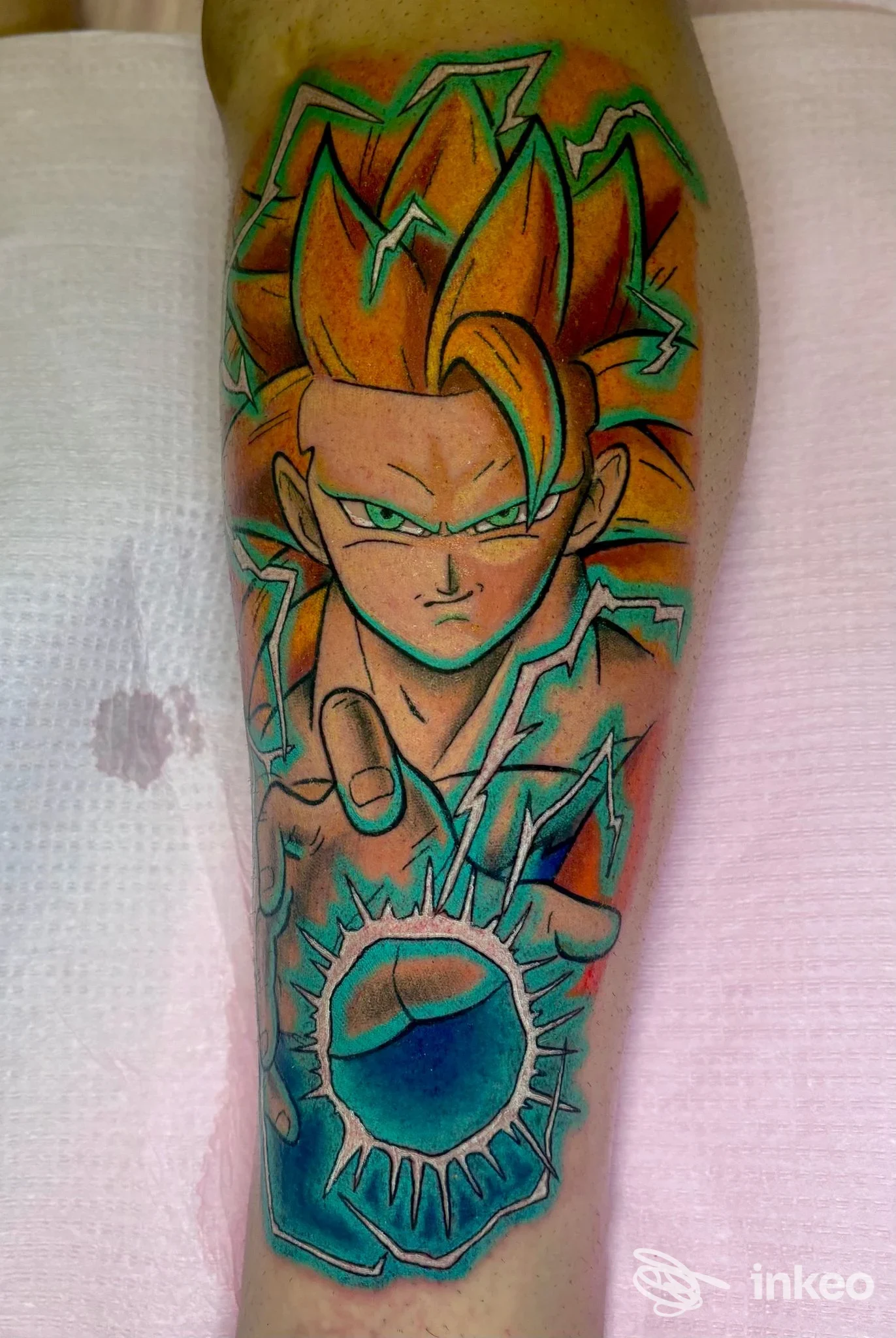 Tatuaggio colorato ispirato a personaggio anime sull'avambraccio, realizzato da Ellie tattoo a Sassuolo.