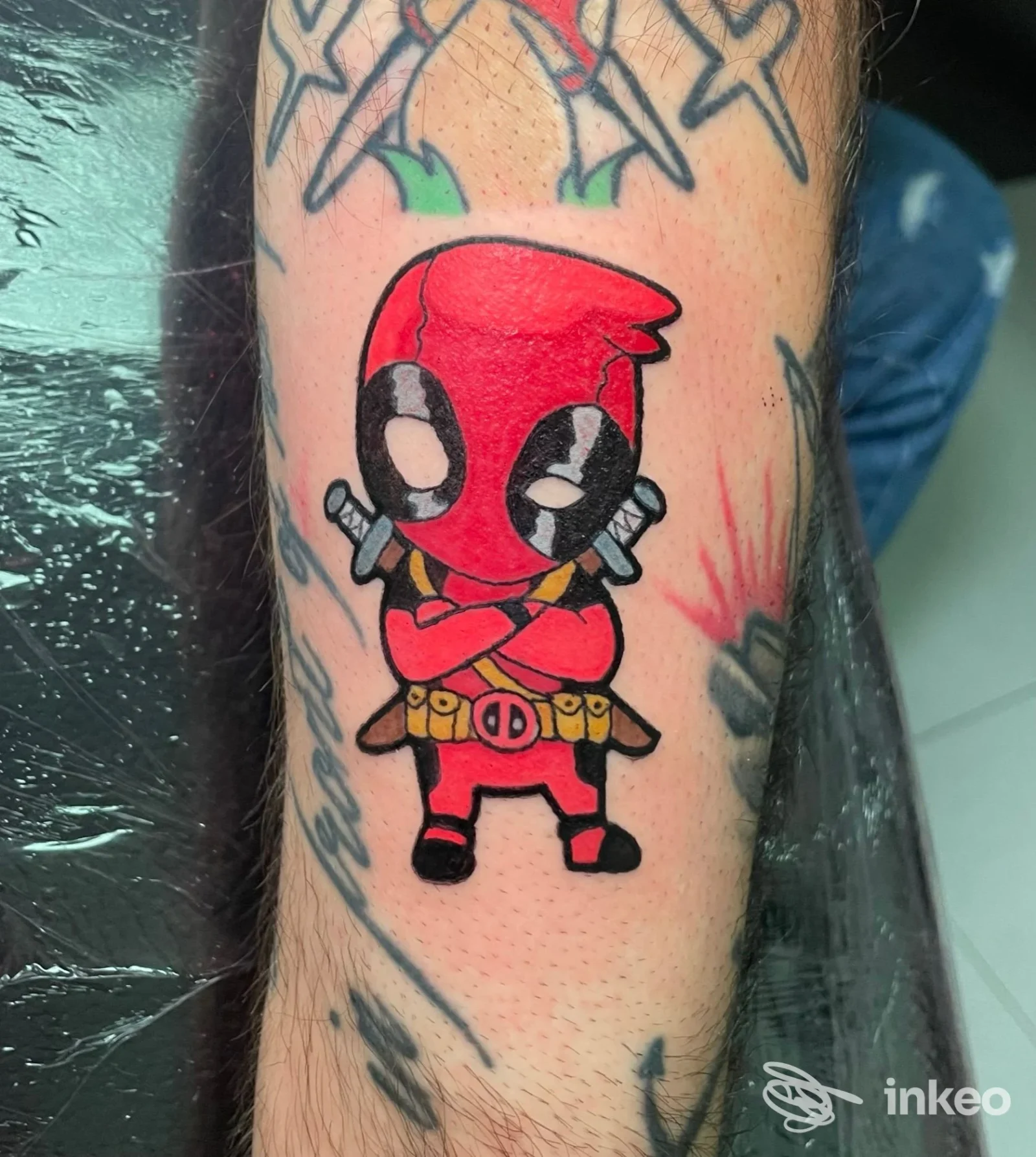 Tatuaggio colorato in stile cartoon su avambraccio realizzato da Ellie tattoo a Sassuolo, soggetto Deadpool in versione chibi.