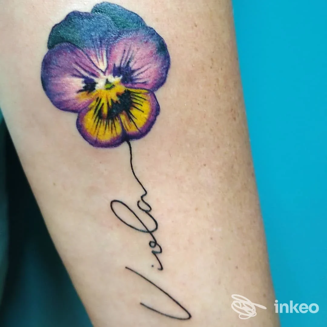 Tatuaggio floreale colorato su avambraccio realizzato da Tattoo Atelier Sonia Savi a Sala Baganza, fiore viola e giallo.