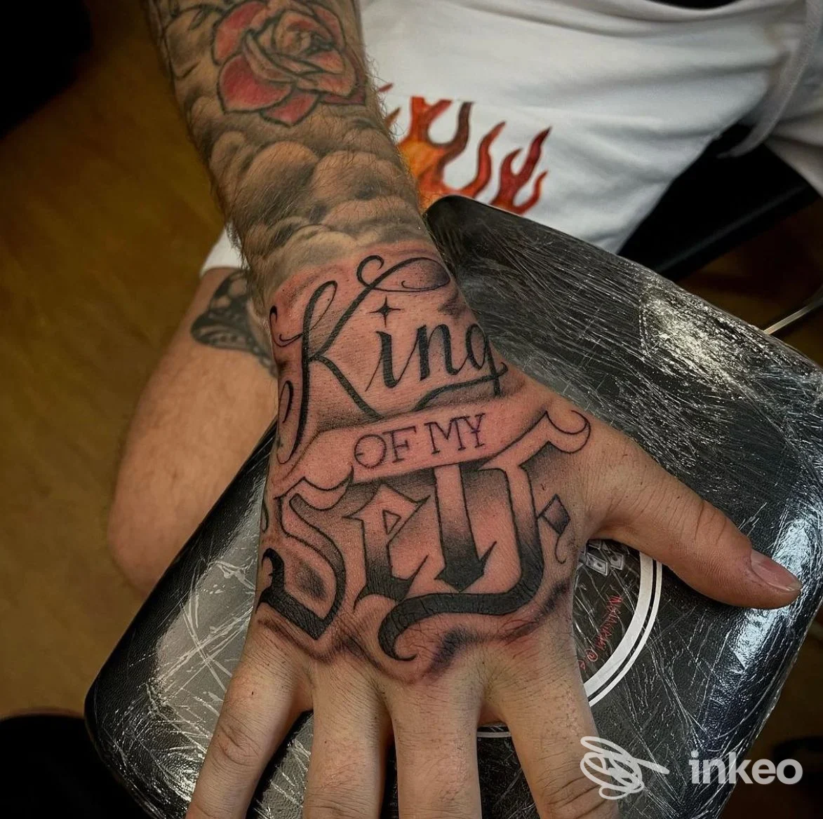 Tatuaggio lettering sul dorso della mano con scritta 'King of my self', eseguito da Espo Tattoo Studio a Casalecchio di Reno.