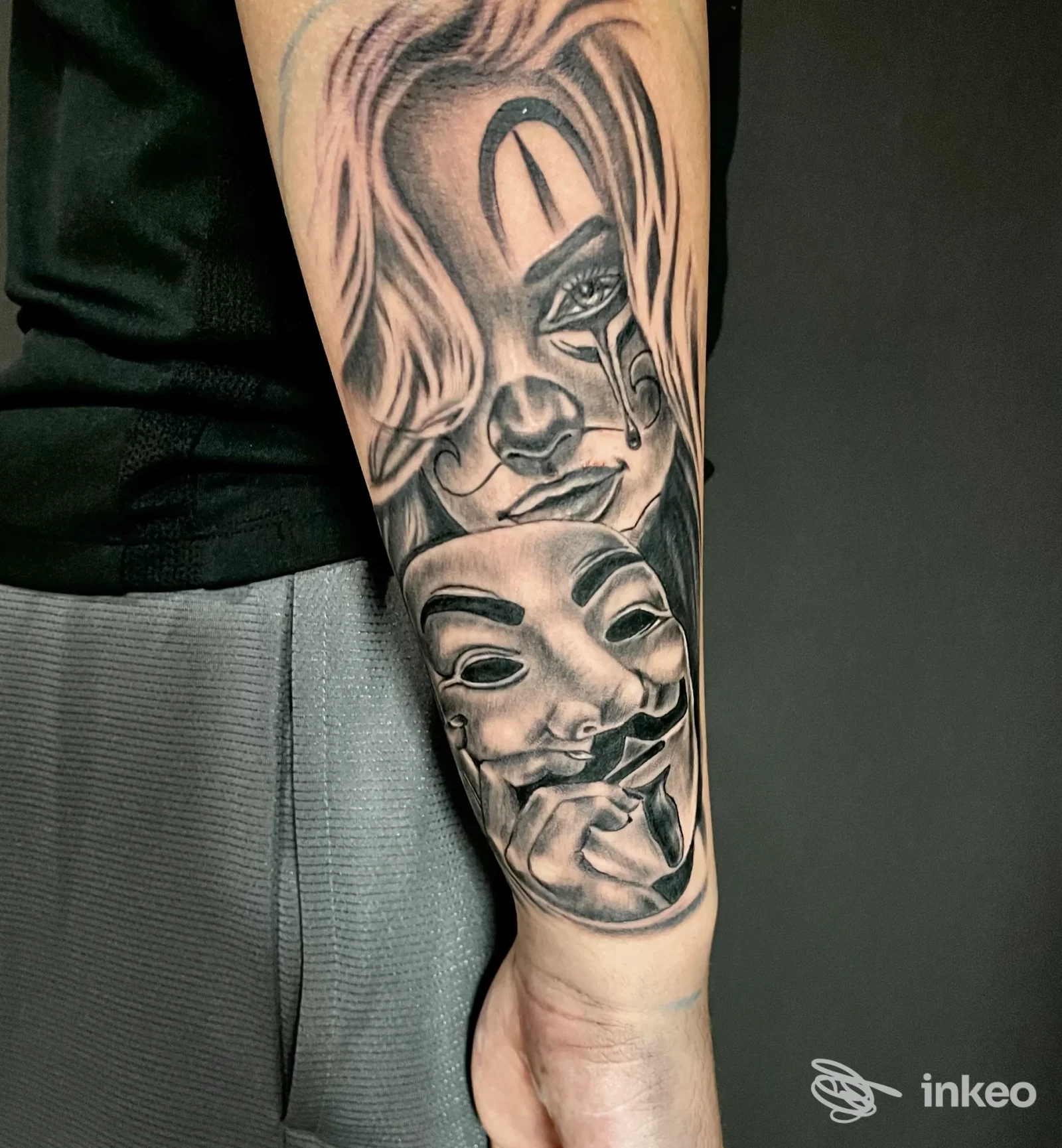 Tatuaggio realistico in bianco e nero su avambraccio con volti stilizzati, realizzato dallo studio Bleed Well Tattoo a Capriate San Gervasio.