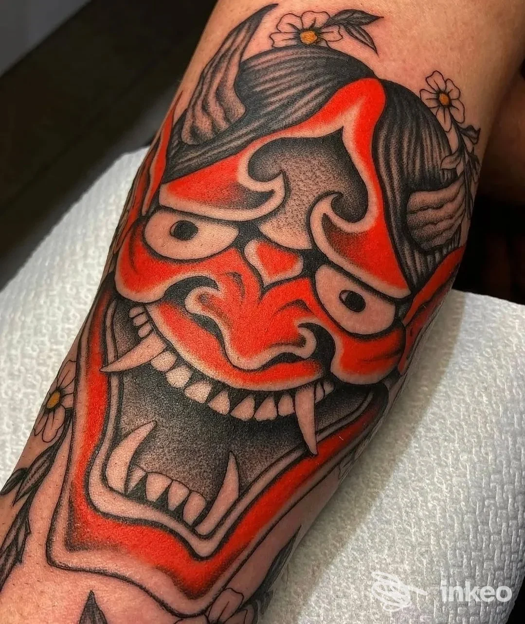 Tatuaggio tradizionale di grande maschera oni colorata sull'avambraccio, realizzato da Pazienza Tattoo Studio a Reggio Emilia.