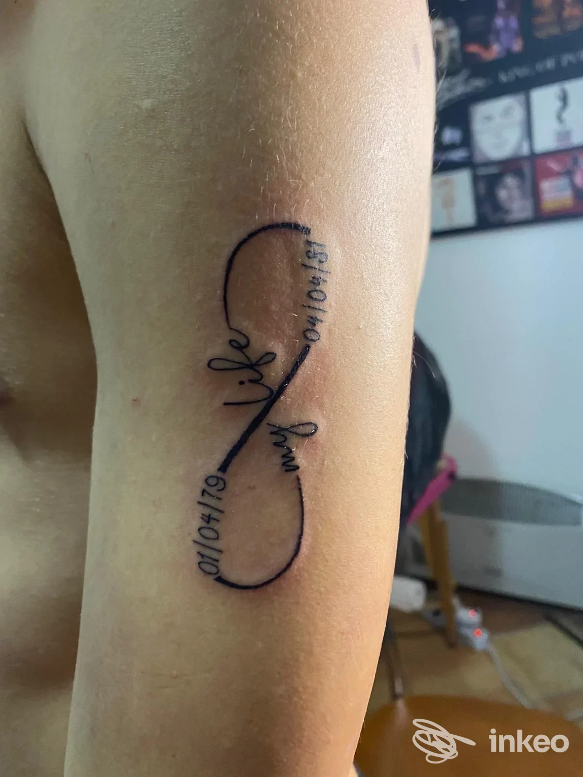 Tatuaggio a forma di infinito con nomi e date sul braccio presso Mary88Ink Tattoo and Piercing, Castelvetro di Modena.