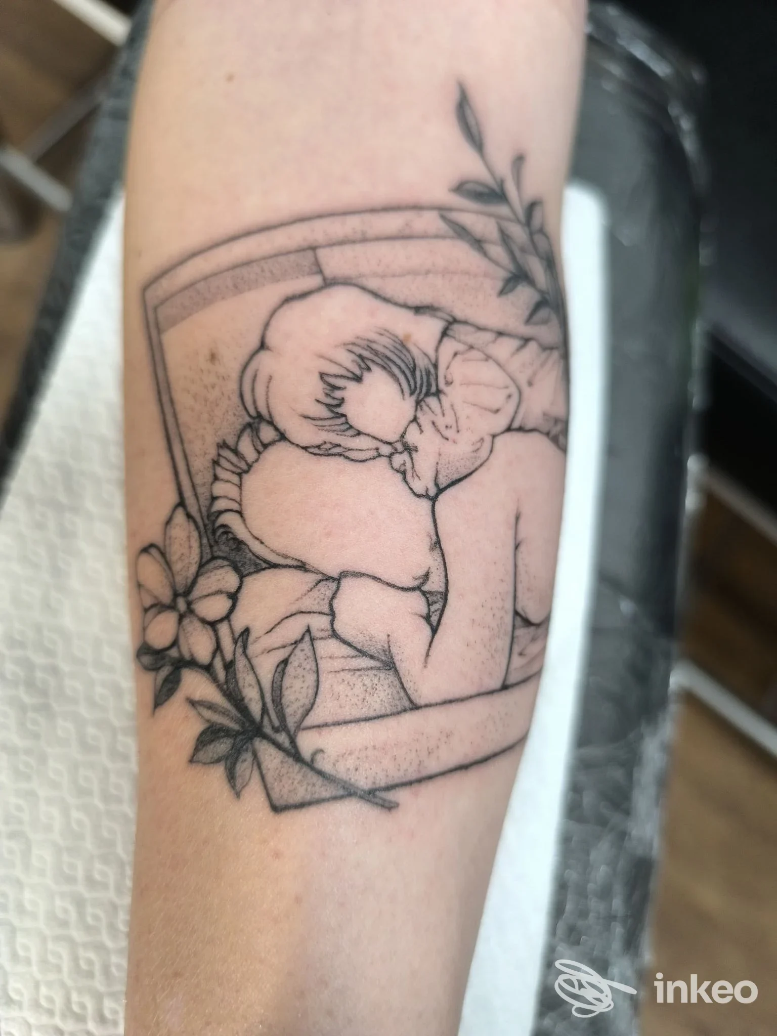 Tattoo linework sul sottobraccio raffigurante due persone che si abbracciano con fiori; foto scattata presso Malebolge Tattoo&Piercing, Forlì.
