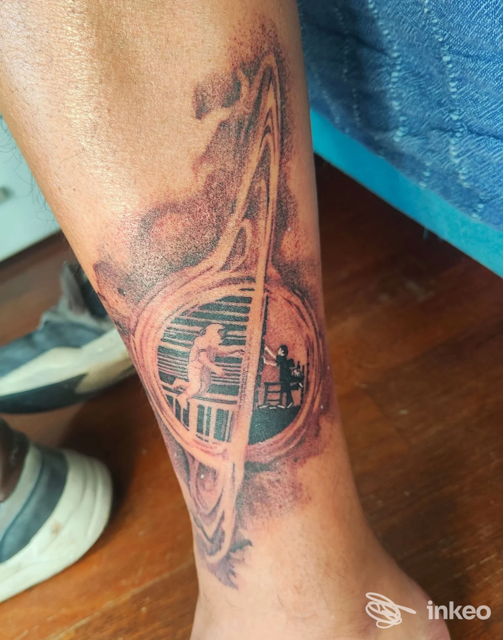 Tatuaggio su polpaccio con motivo circolare e anelli, Malebolge Tattoo&Piercing a Forlì.