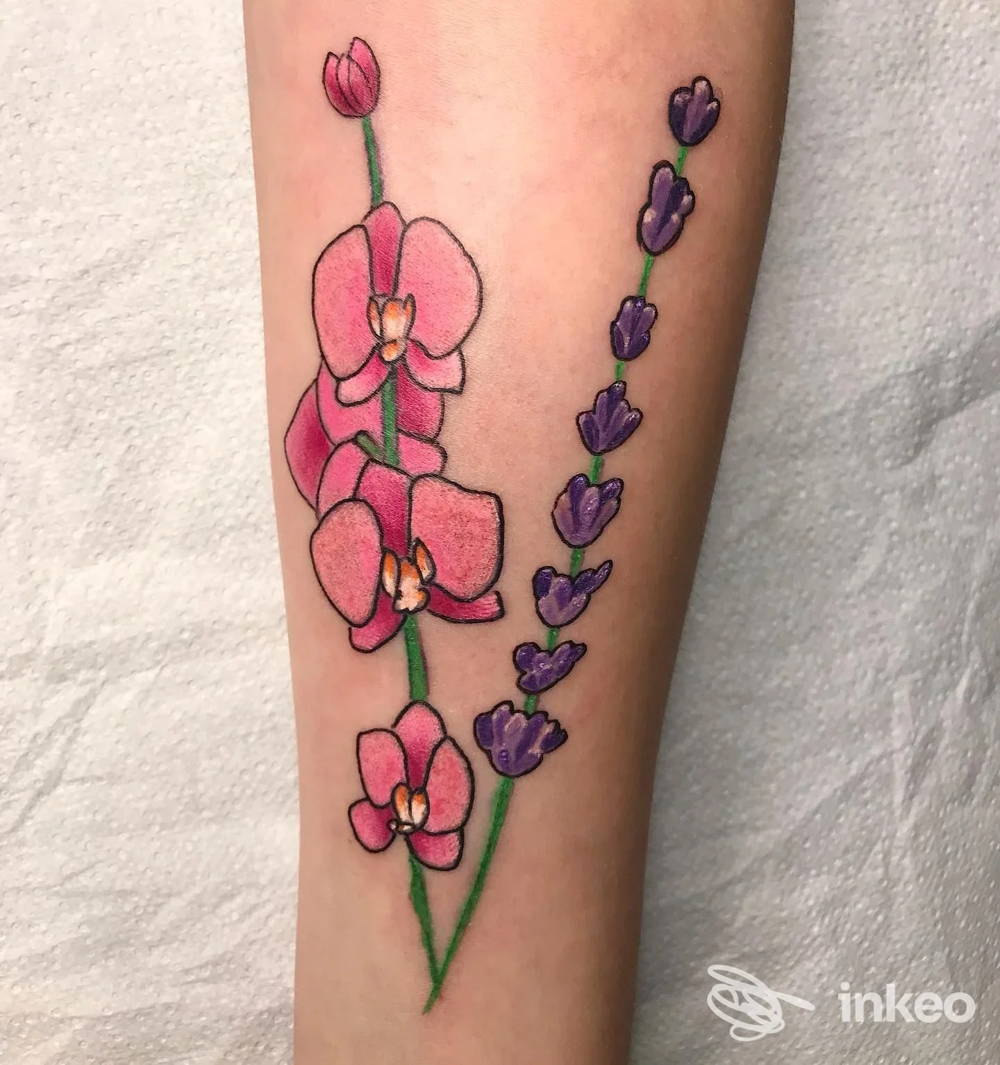 Tatuaggio floreale colorato (orchidee e lavanda) sull'avambraccio, The Black Hobo Society Tattoo & Piercing, Bologna.