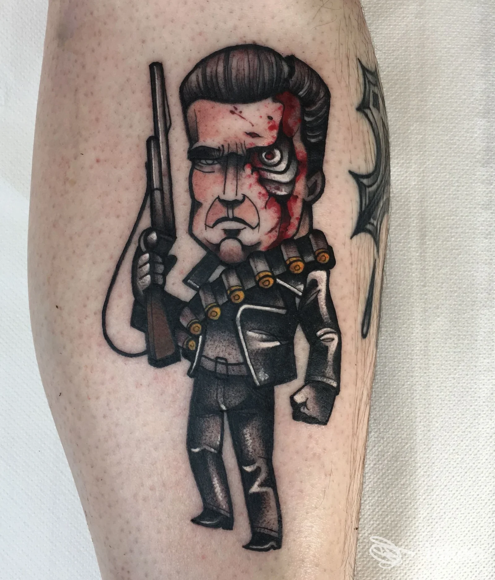 Tatuaggio su polpaccio raffigurante personaggio armato, BetoBeto Tattoos Studio, Rimini.