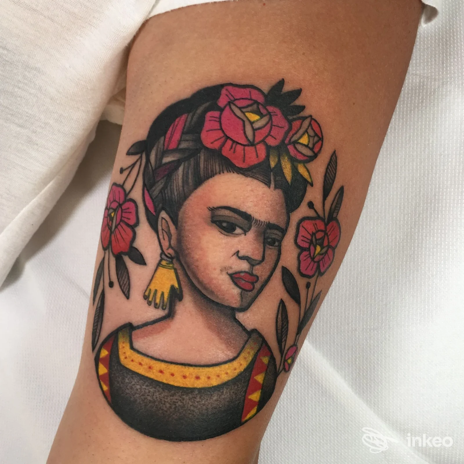 Ritratto tatuato in stile tradizionale sul braccio superiore, realizzato da BetoBeto Tattoos Studio a Rimini.
