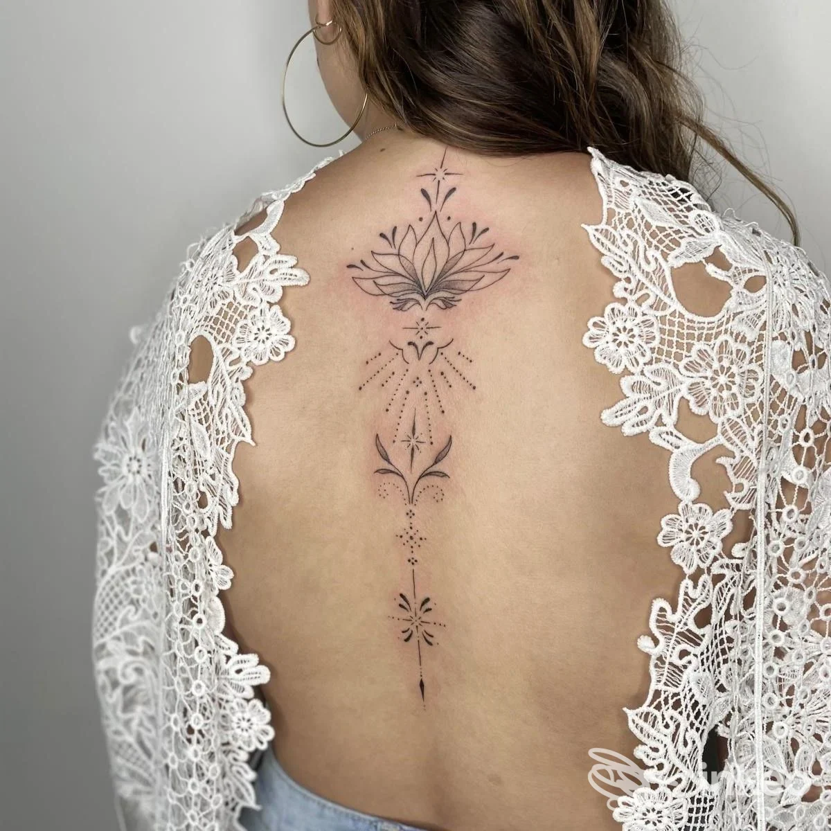 Tatuaggio ornamentale lungo la colonna vertebrale su schiena femminile, foto di Flamingo Riot Tattoo Studio, Cervia.