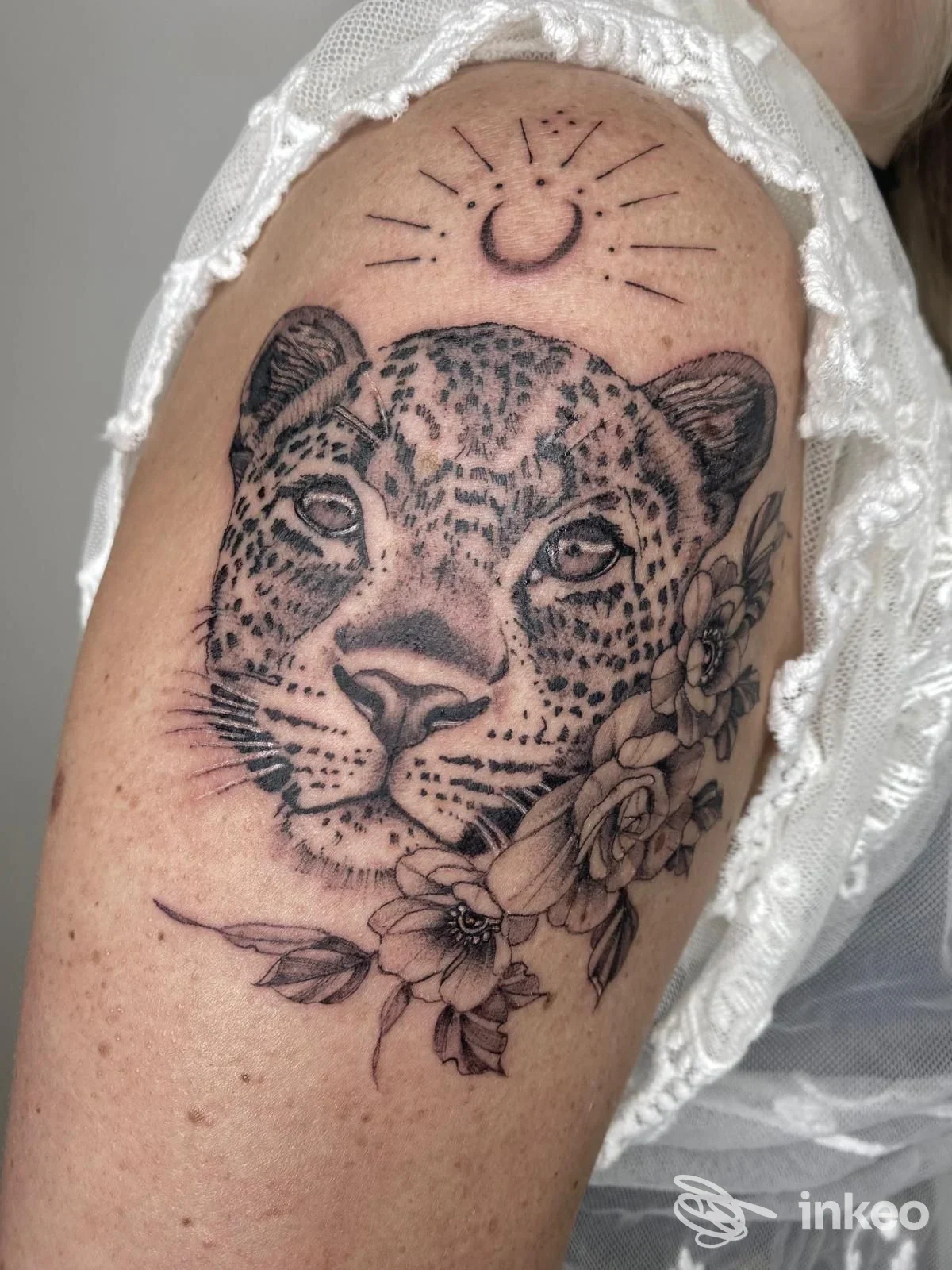 Tatuaggio testa di leopardo con fiori sulla spalla, Flamingo Riot Tattoo Studio, Cervia.