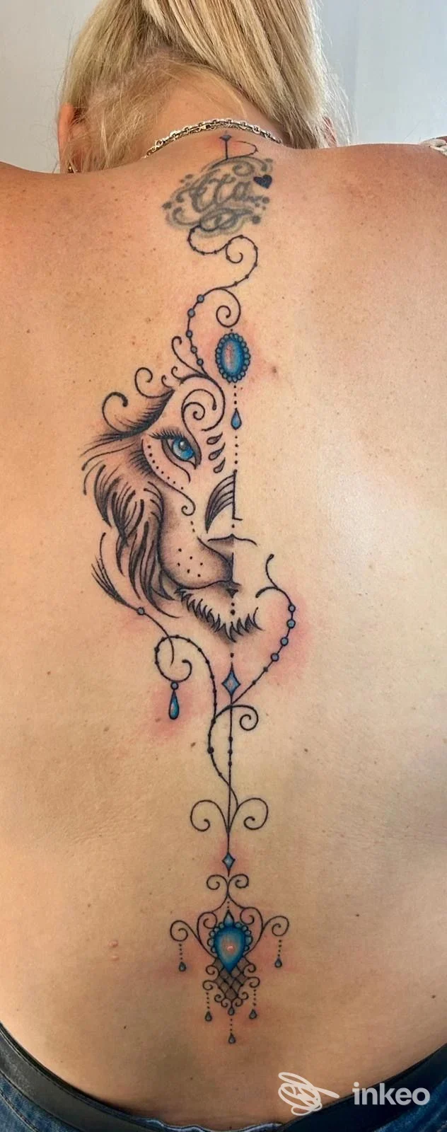 Tatuaggio ornamentale lungo la colonna vertebrale, Noa Noa Beach Tattoo, Lido di Savio.