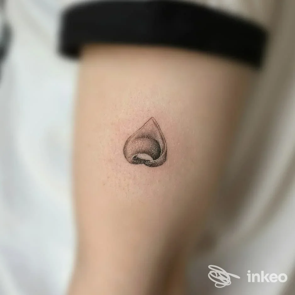 Piccolo tatuaggio nero a goccia sul lato interno dell'avambraccio, foto fornita da La Roccia Del Lupo Tattoo Studio a Vidiciatico.